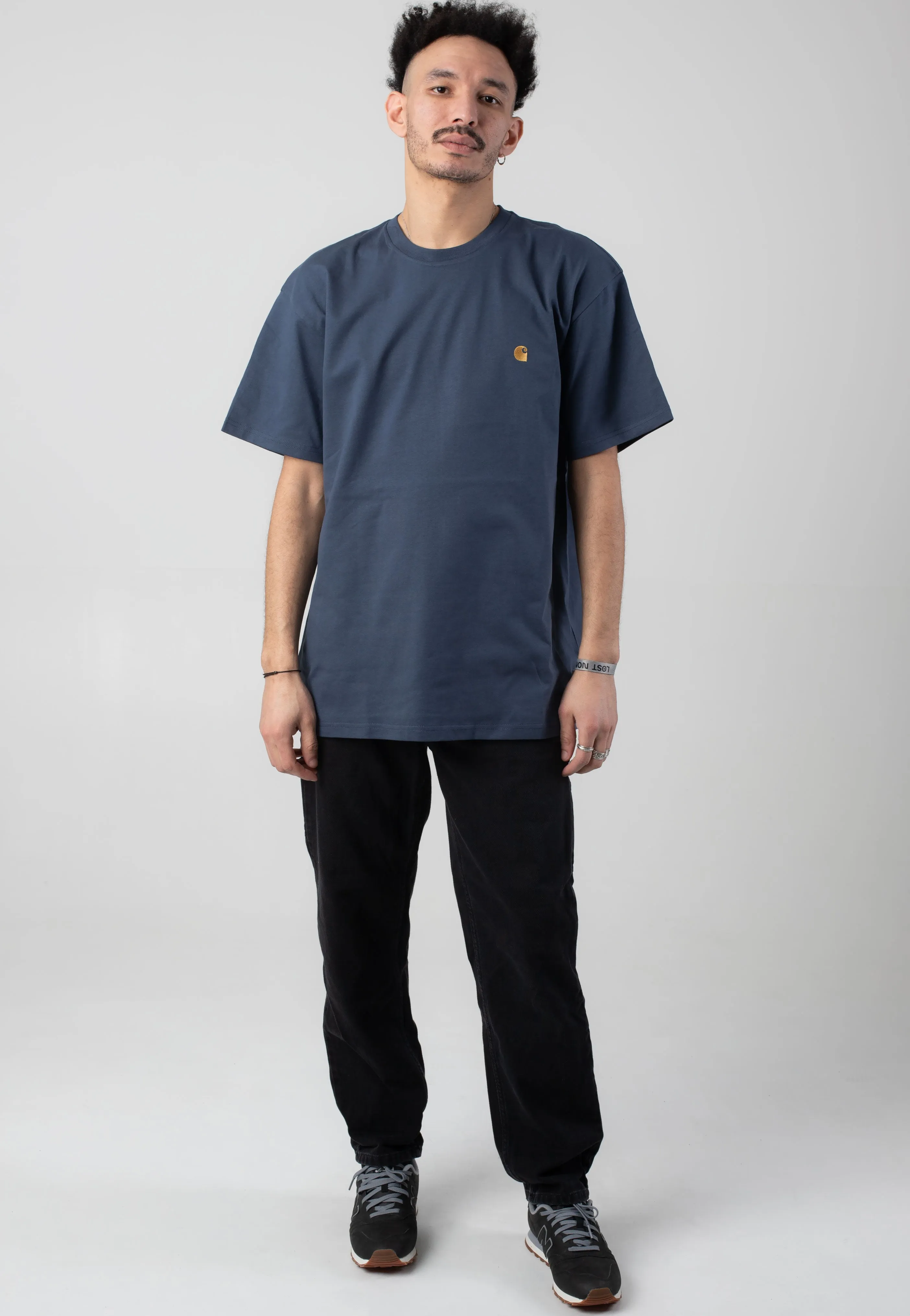 Carhartt WIP - Chase Dusky Blue/Gold - T-Shirt Street Ready