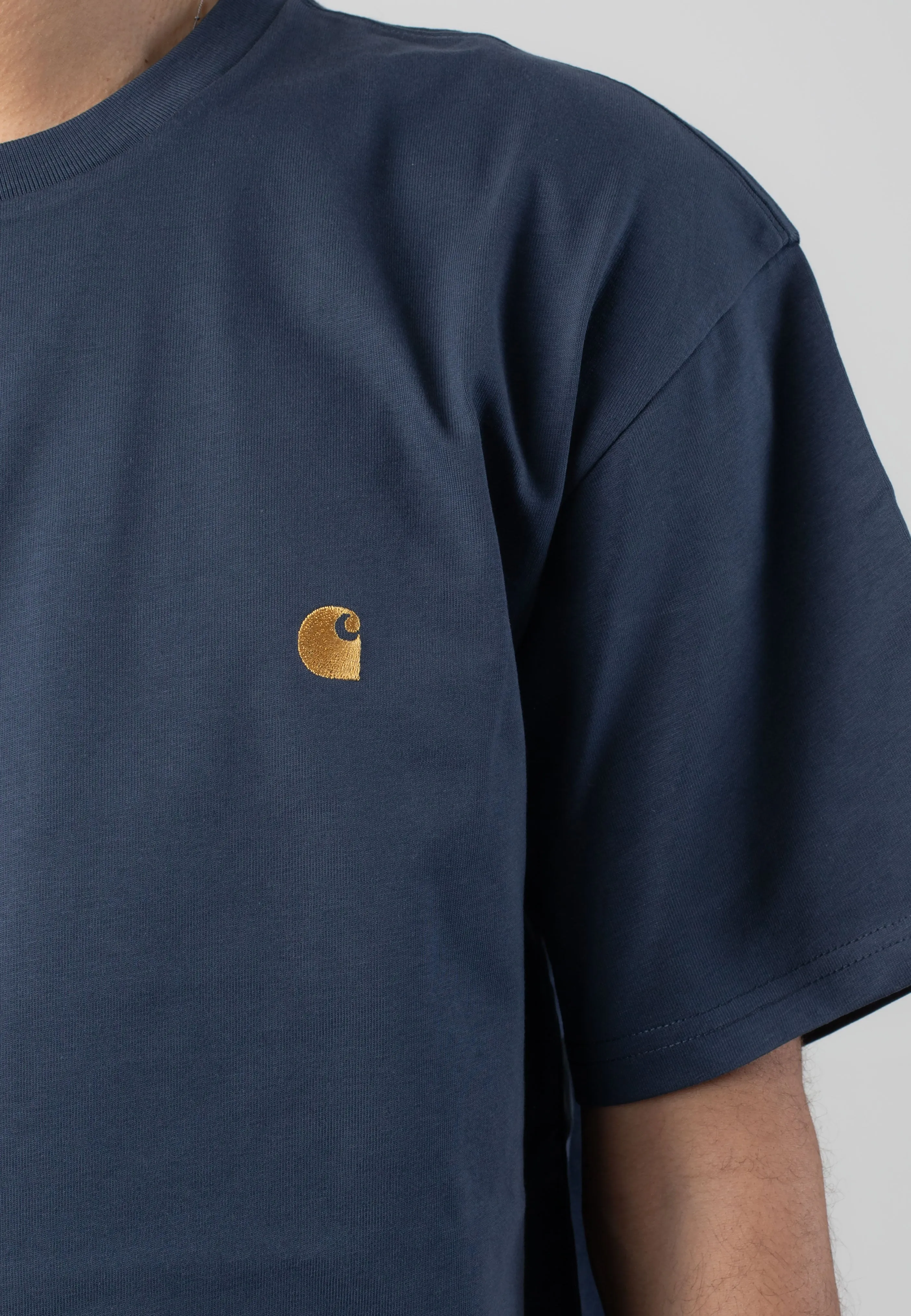 Carhartt WIP - Chase Dusky Blue/Gold - T-Shirt Street Ready