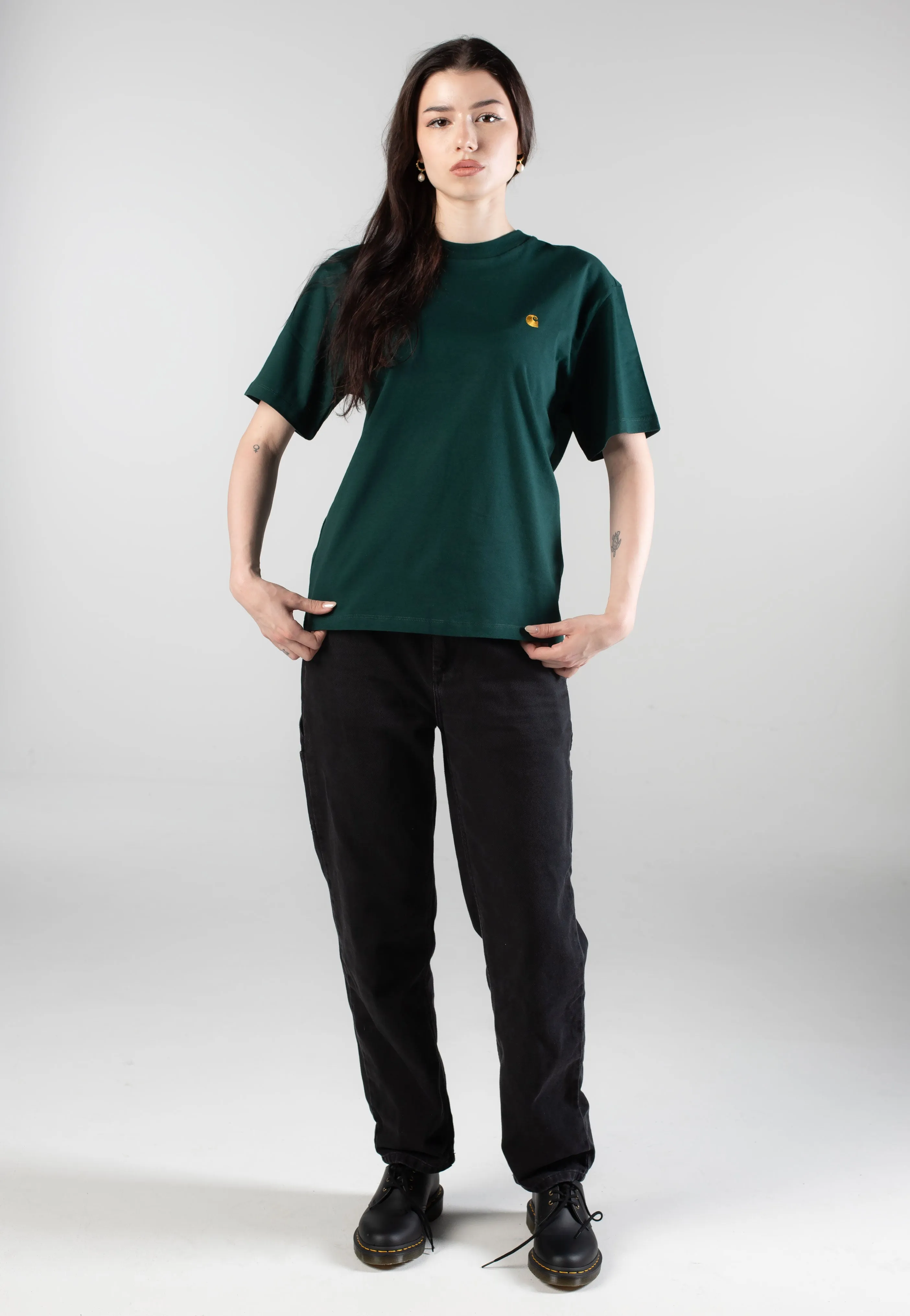 Carhartt WIP - W' Chase Dark Fir/Gold - T-Shirt Bold colors