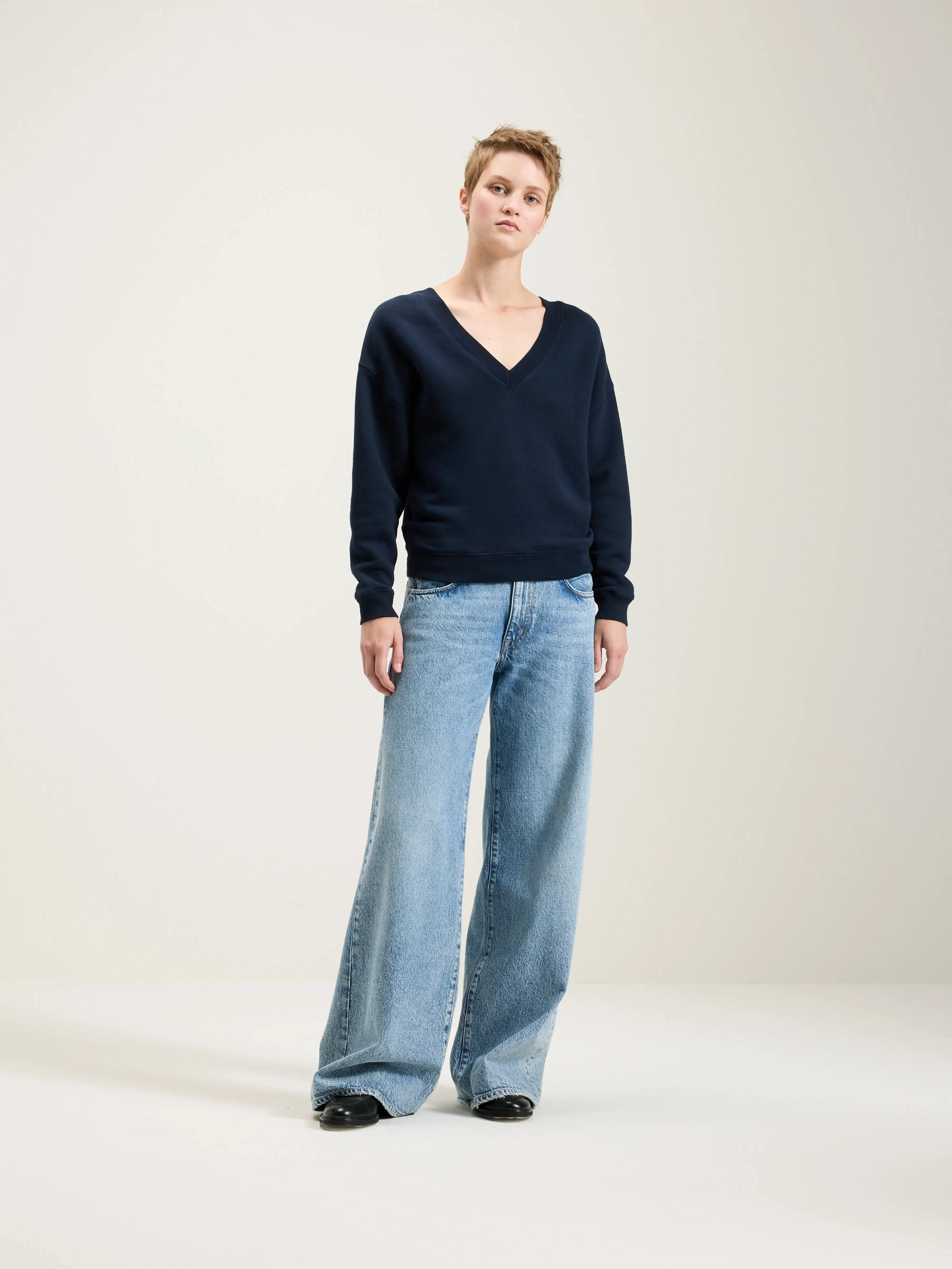 Drop Hem Fellow v-neck sweatshirt (242 / W / NAVY)