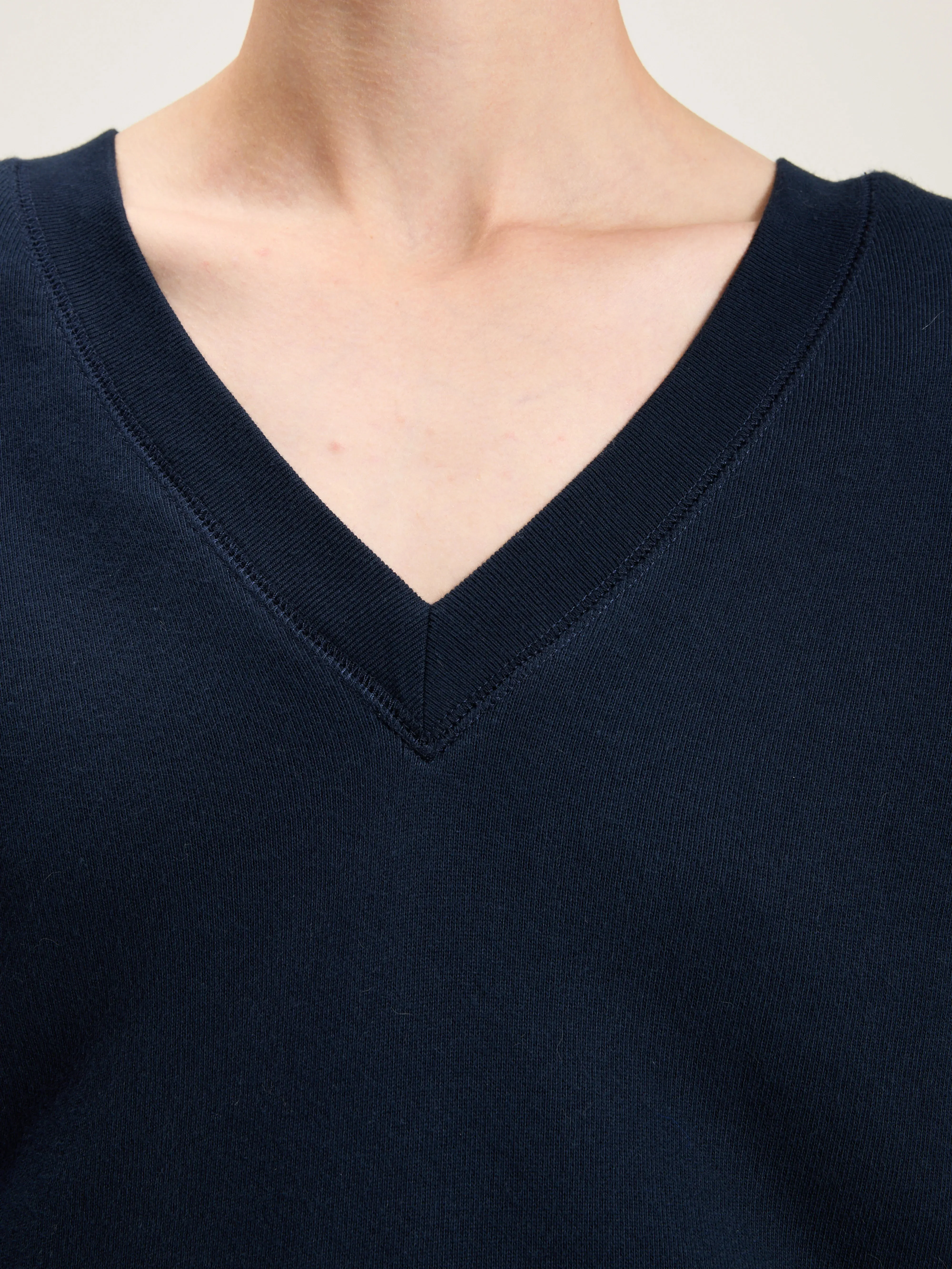 Drop Hem Fellow v-neck sweatshirt (242 / W / NAVY)