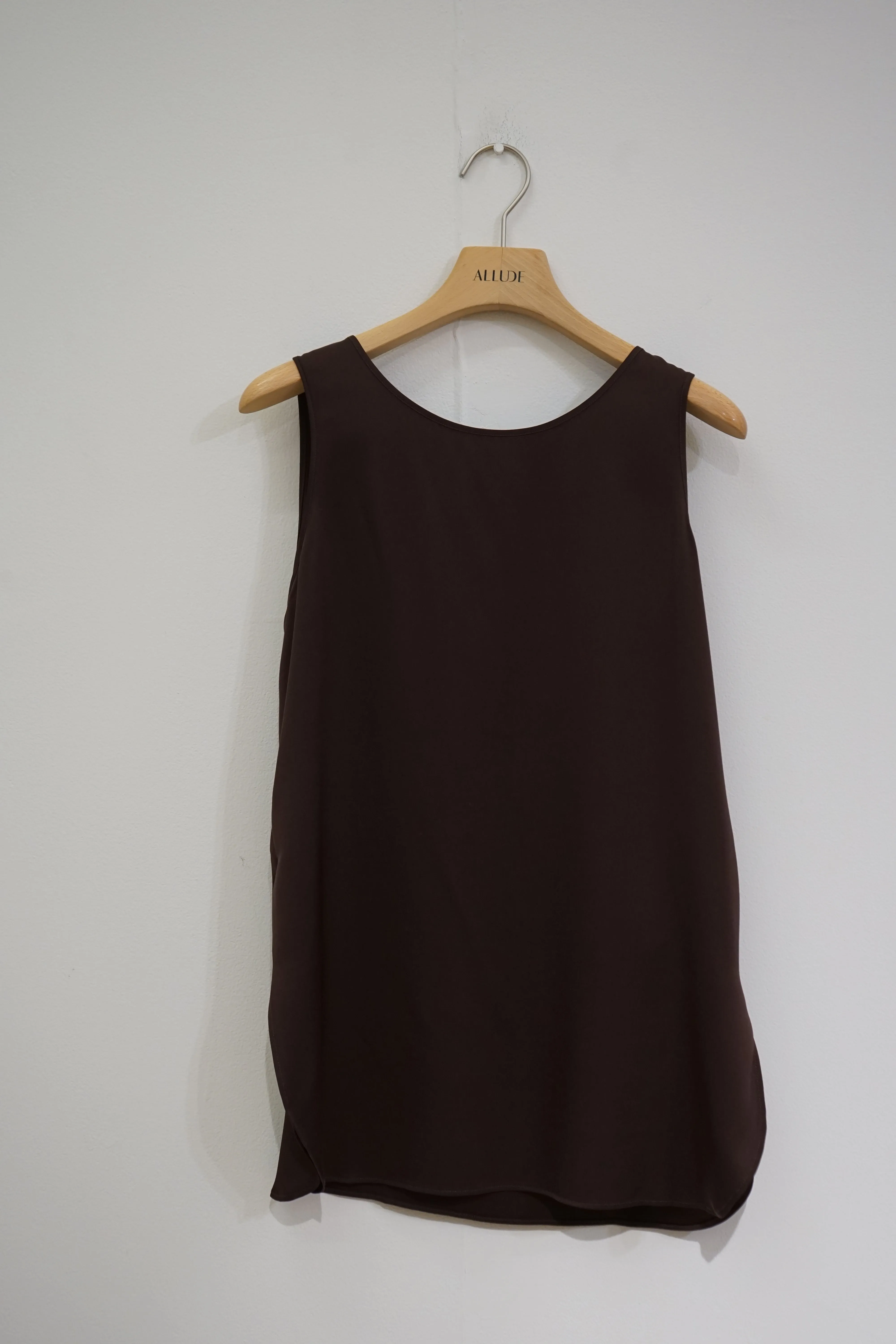 Practical spring jacket Casual weekend wear Ebony Sleeveless Top