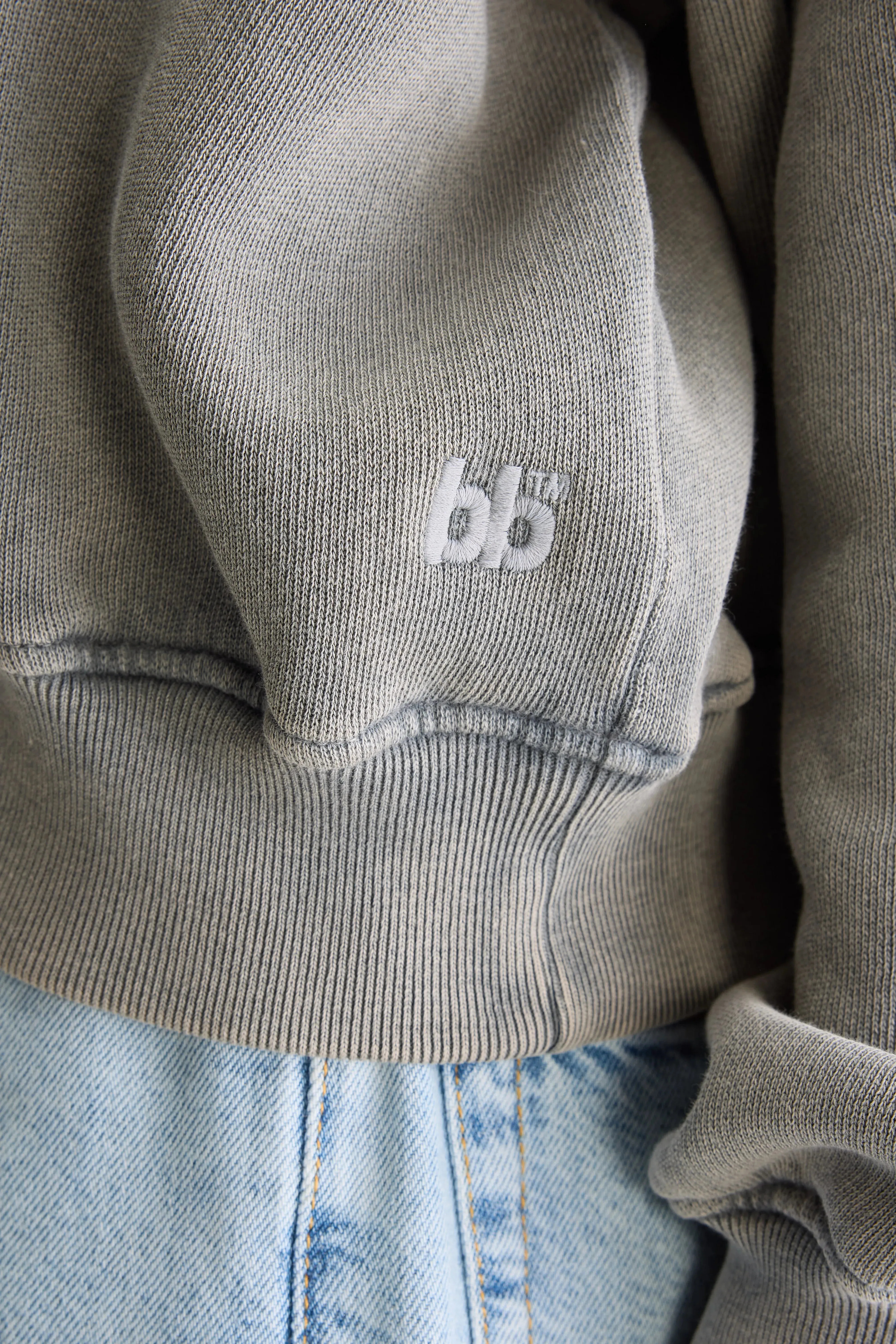 Fancy cropped sweatshirt (251 / W / BLACK SAND) Street Classic