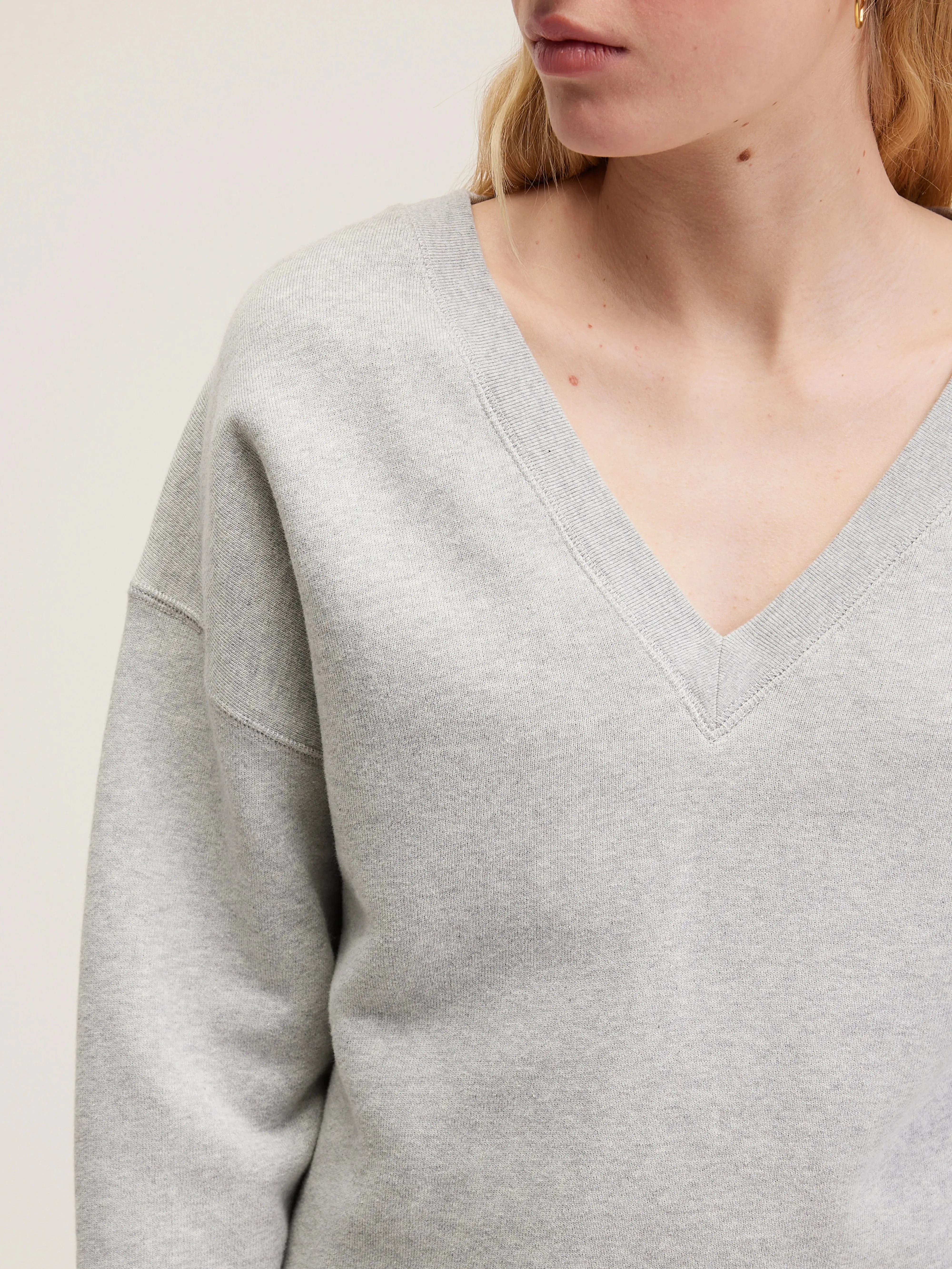 Fellow v-neck sweatshirt (242 / W / H. GREY) Relaxed Neck