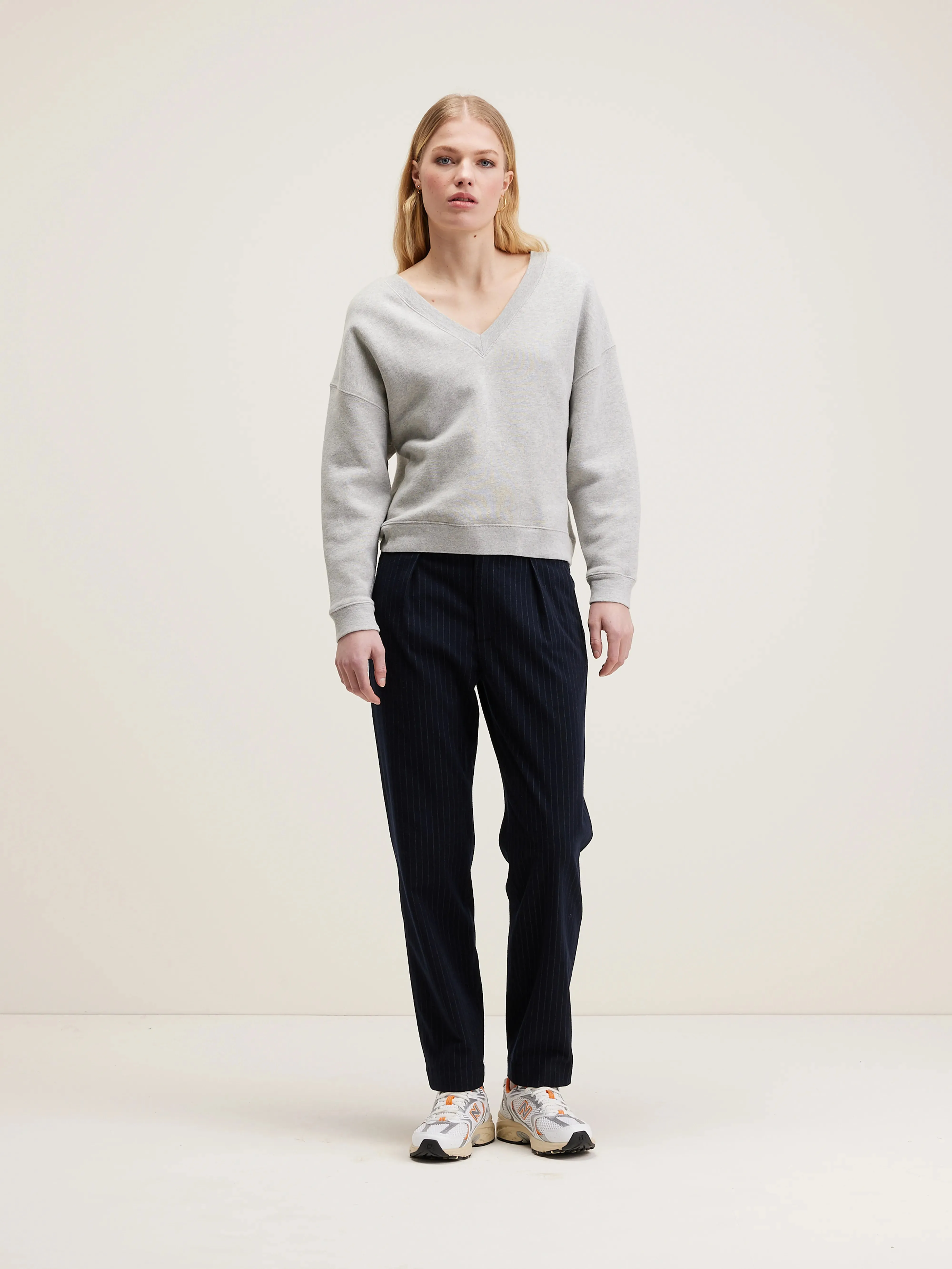 Fellow v-neck sweatshirt (242 / W / H. GREY) Relaxed Neck