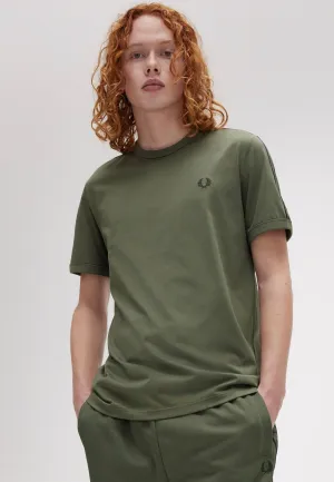 Classic loose fitting Fred Perry - Contrast Tape Ringer Laurel Wreath Green/Night Green - T-Shirt