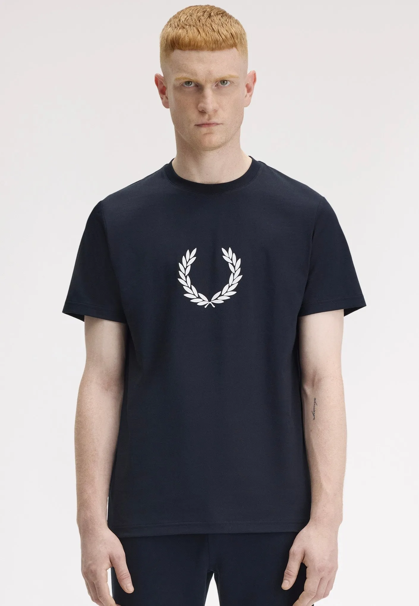 Fred Perry - Flocked Laurel Wreath Graphic Navy - T-Shirt Fresh Essential