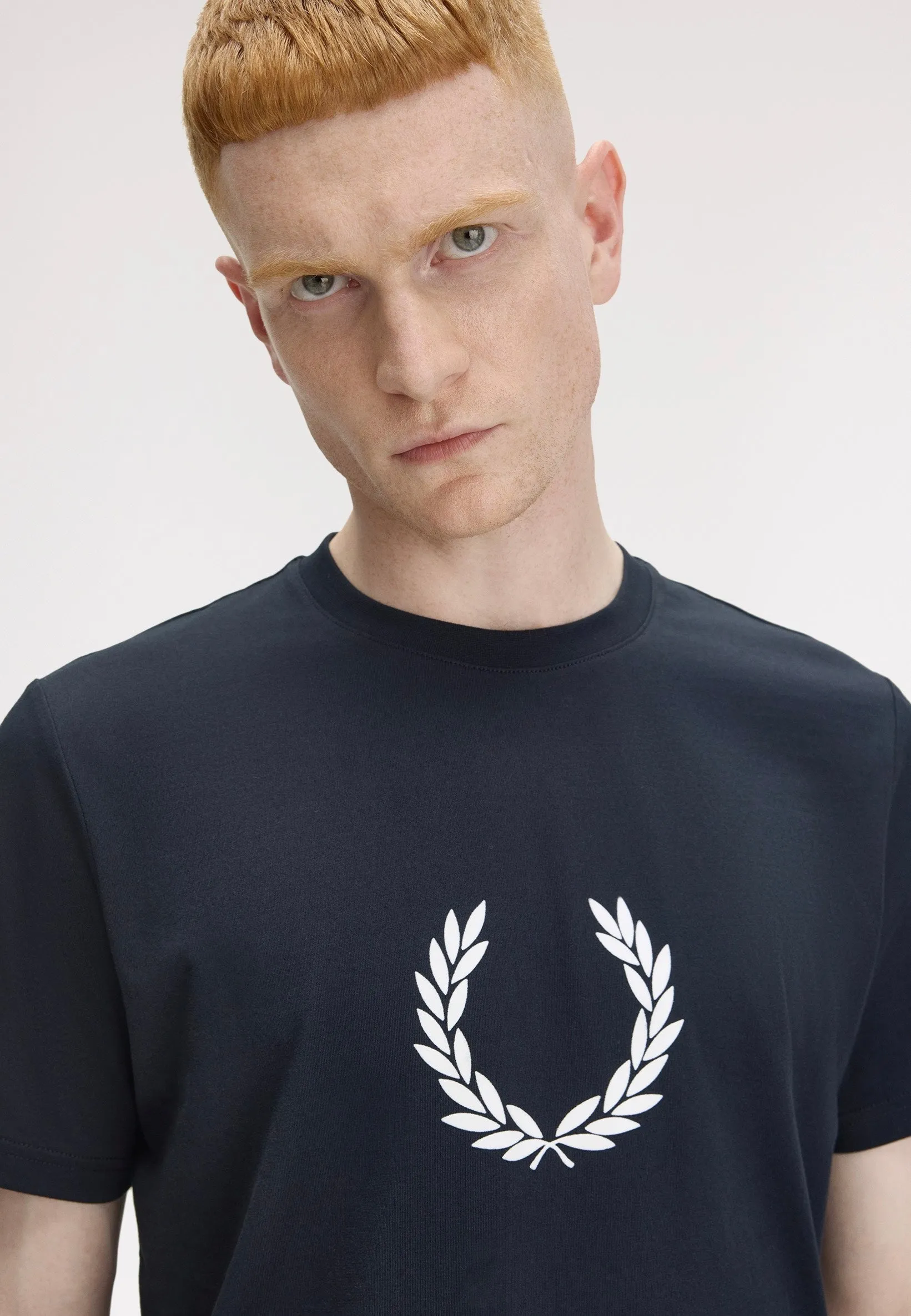 Fred Perry - Flocked Laurel Wreath Graphic Navy - T-Shirt Fresh Essential
