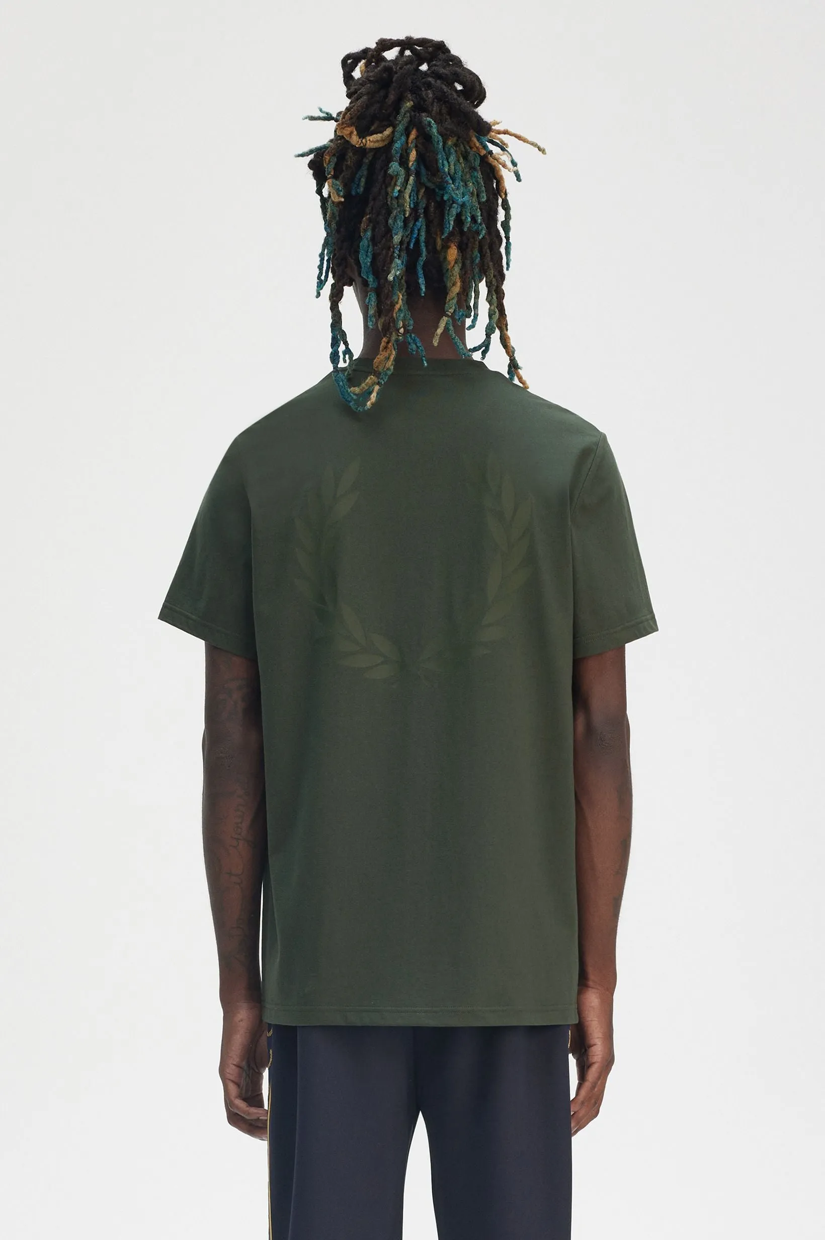 Fred Perry - Rear Powder Laurel Graphic Court Green - T-Shirt Trend - setting - innovative