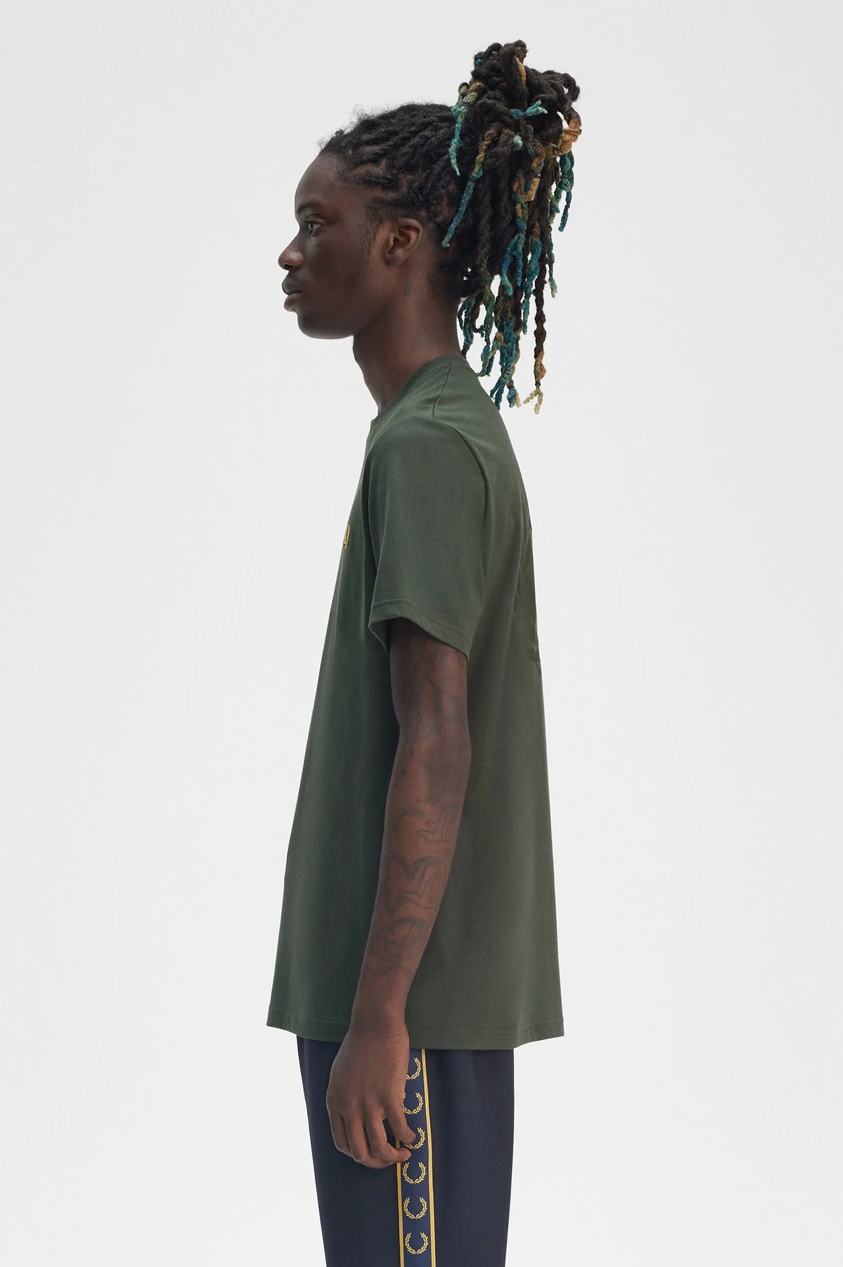 Fred Perry - Rear Powder Laurel Graphic Court Green - T-Shirt Trend - setting - innovative