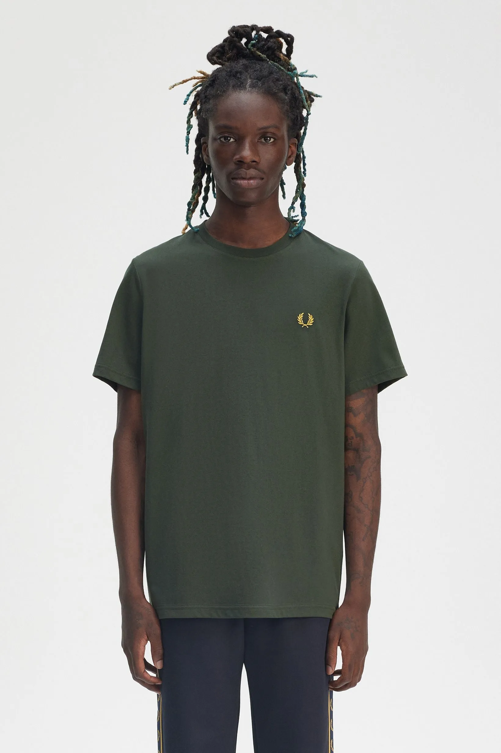 Fred Perry - Rear Powder Laurel Graphic Court Green - T-Shirt Trend - setting - innovative