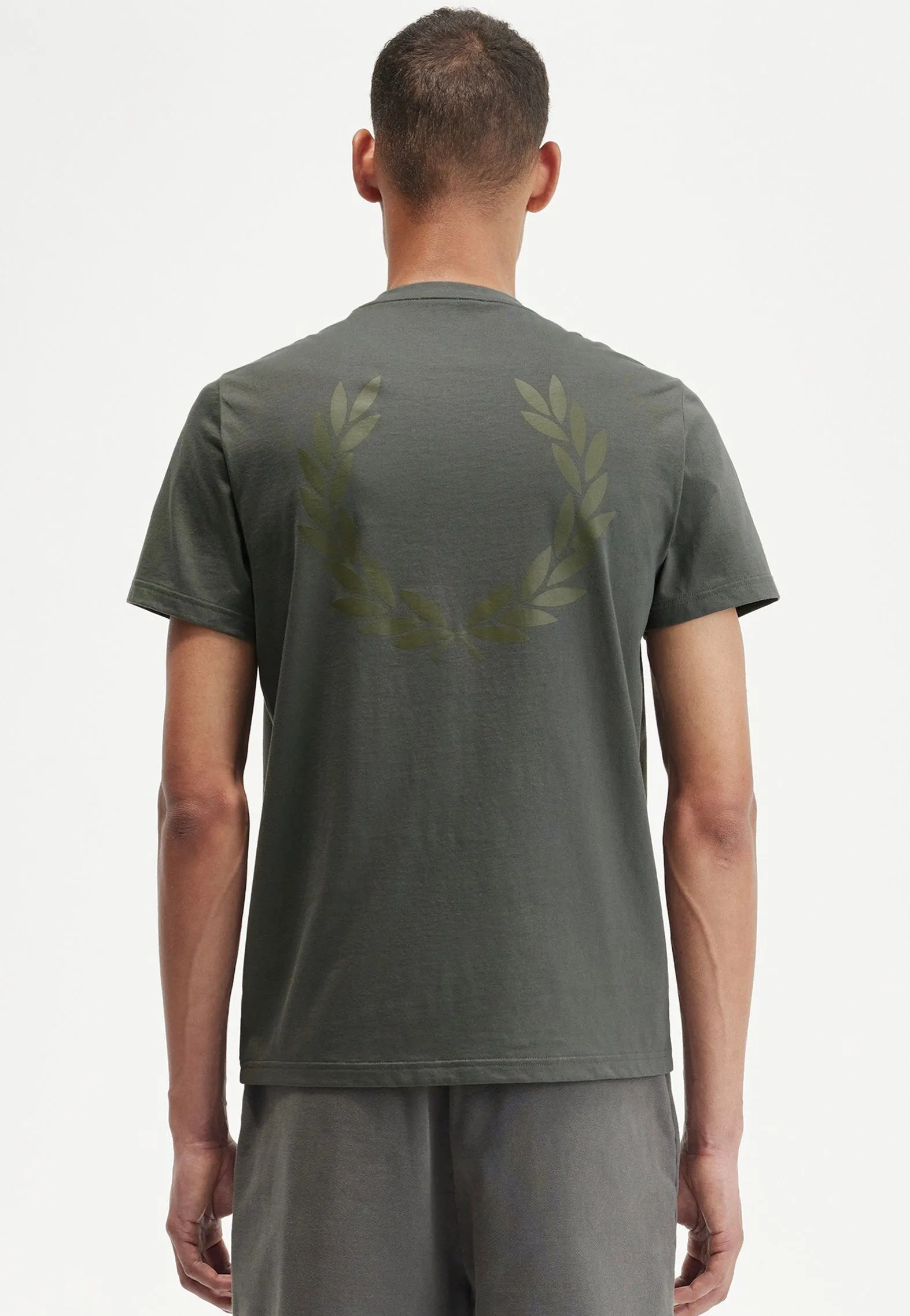Fred Perry - Rear Powder Laurel Graphic Field Green - T-Shirt Modern Essential