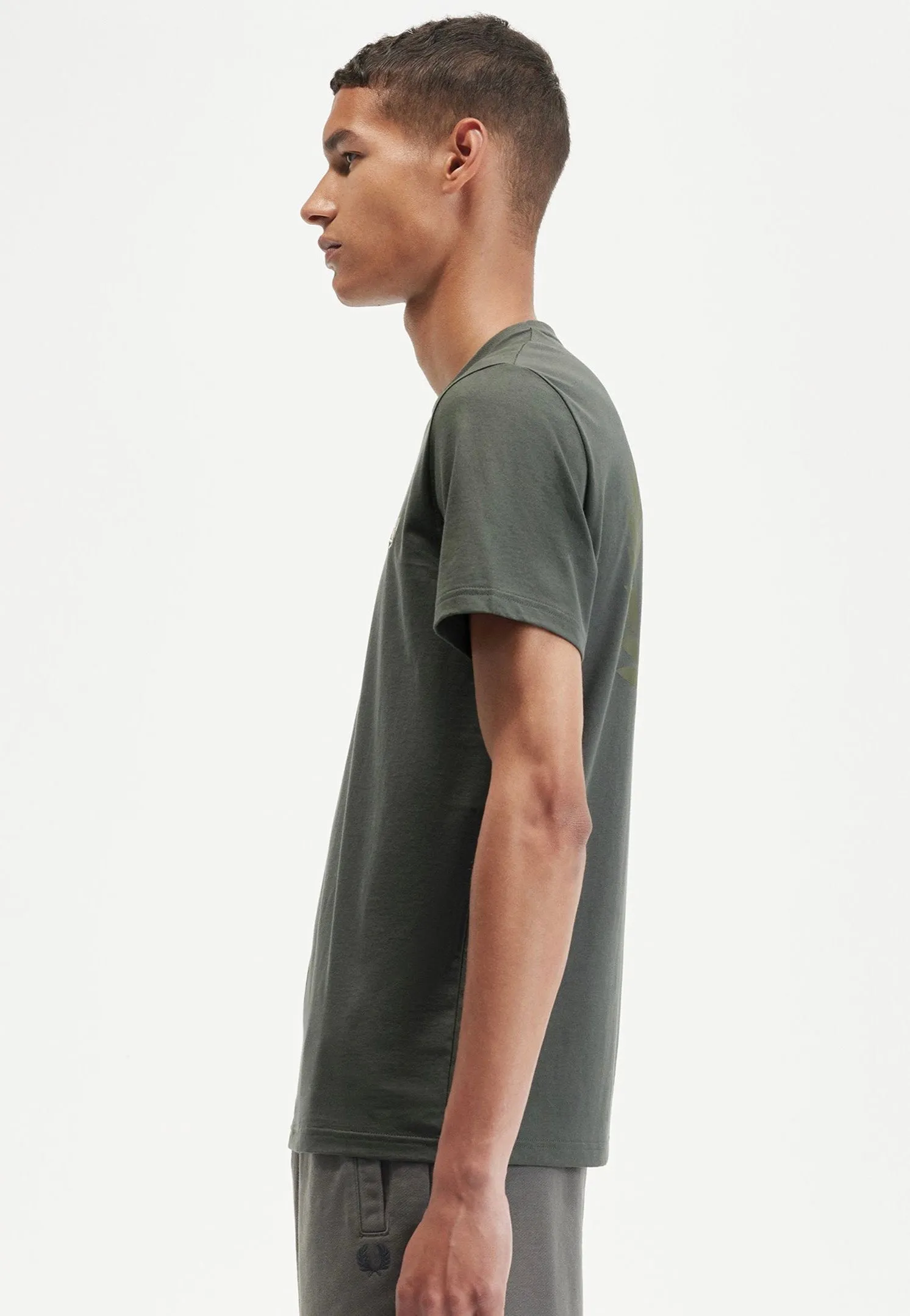 Fred Perry - Rear Powder Laurel Graphic Field Green - T-Shirt Modern Essential