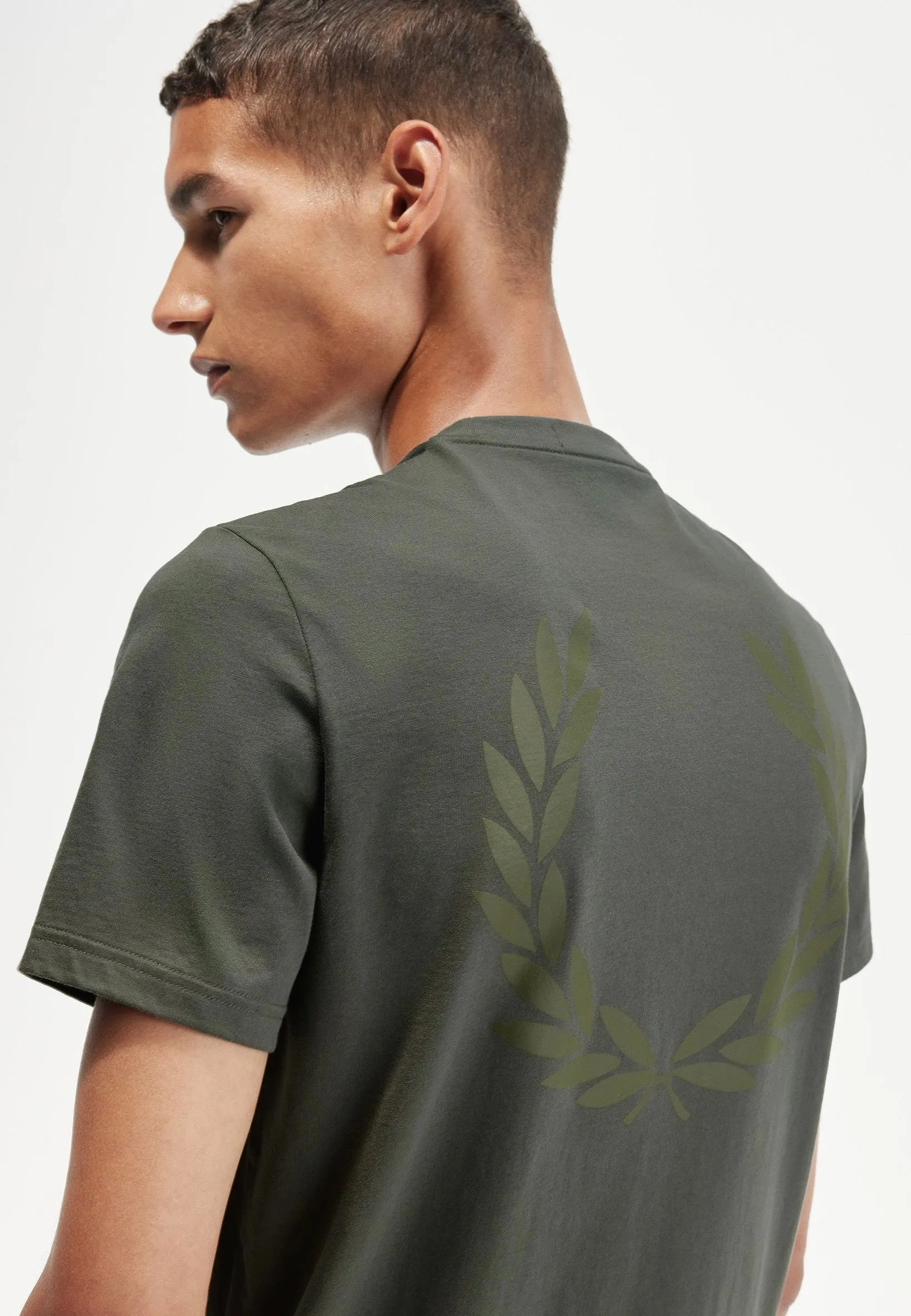Fred Perry - Rear Powder Laurel Graphic Field Green - T-Shirt Modern Essential