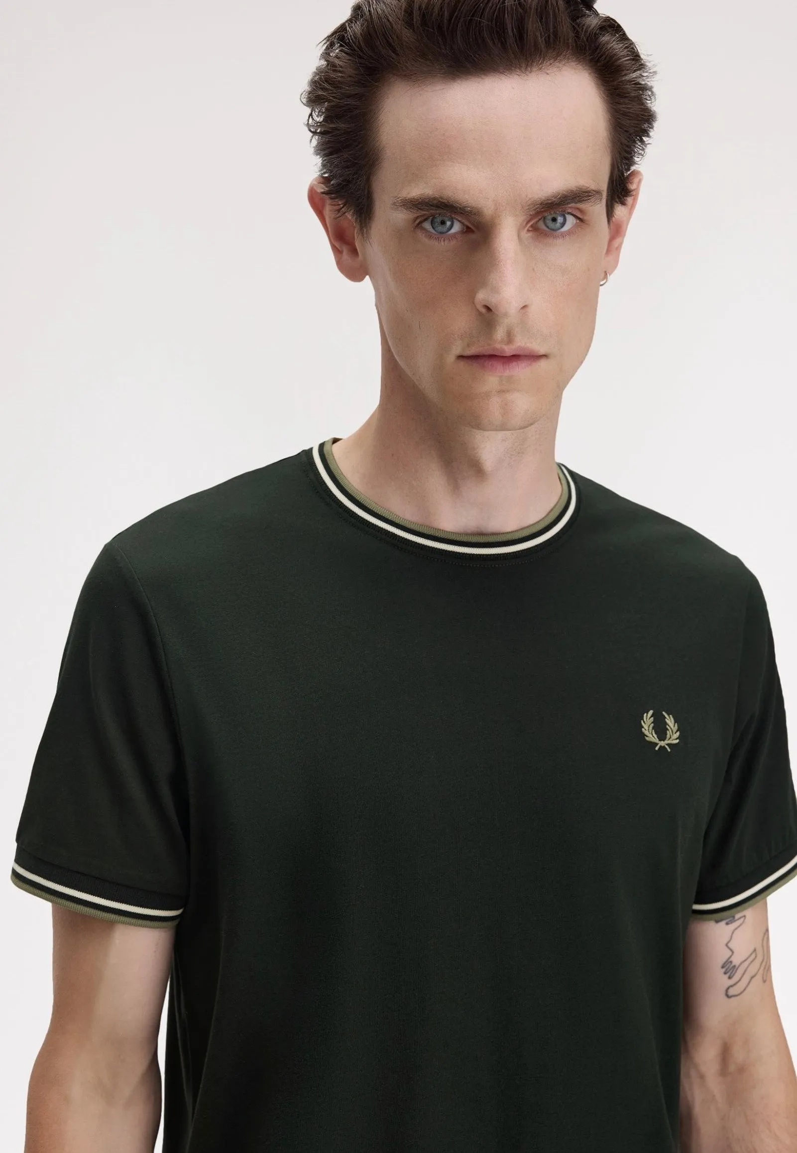 Fred Perry - Twin Tipped Night Green/Light Ecru/Olive Mint - T-Shirt Minimal Vibe