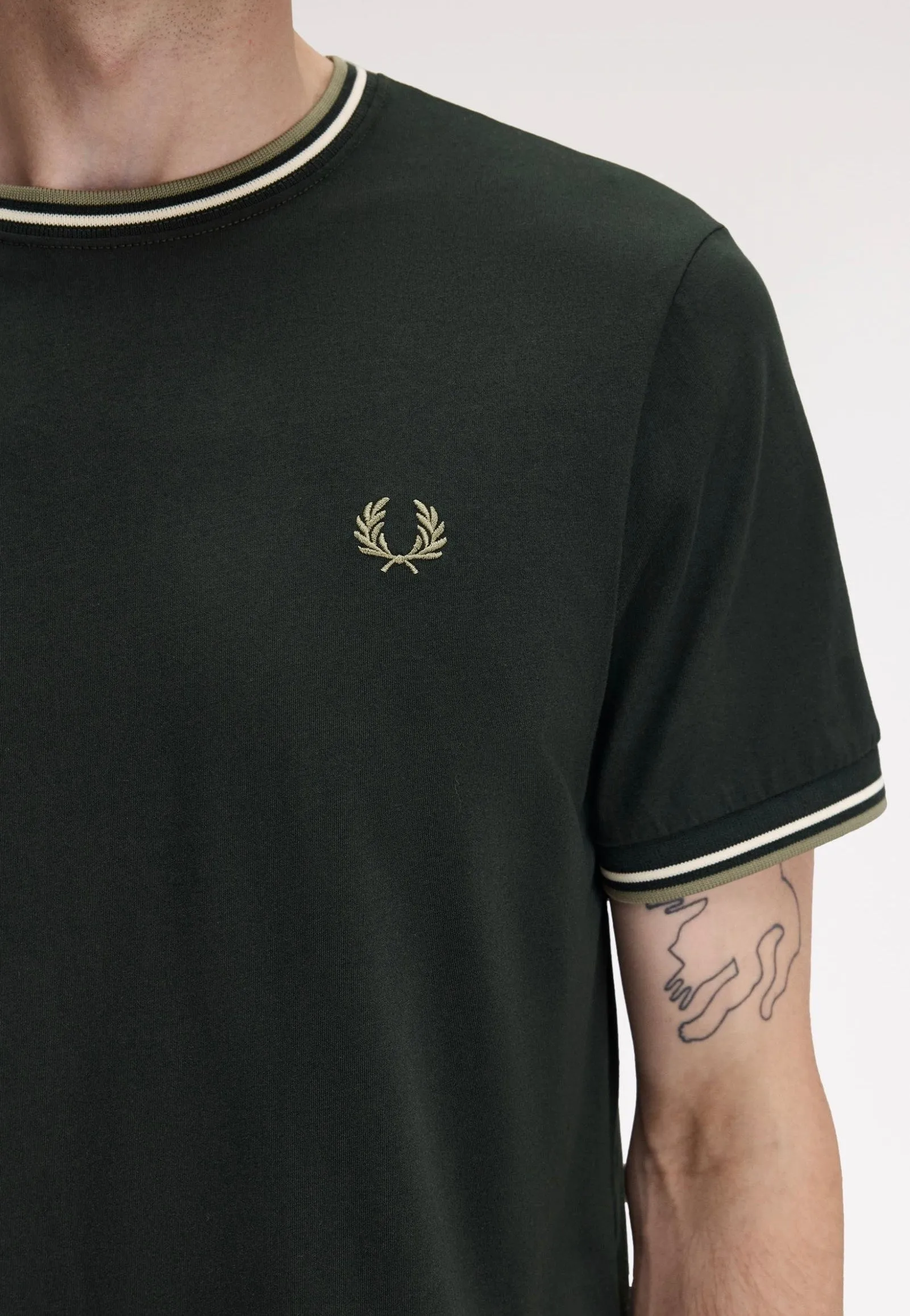 Fred Perry - Twin Tipped Night Green/Light Ecru/Olive Mint - T-Shirt Minimal Vibe