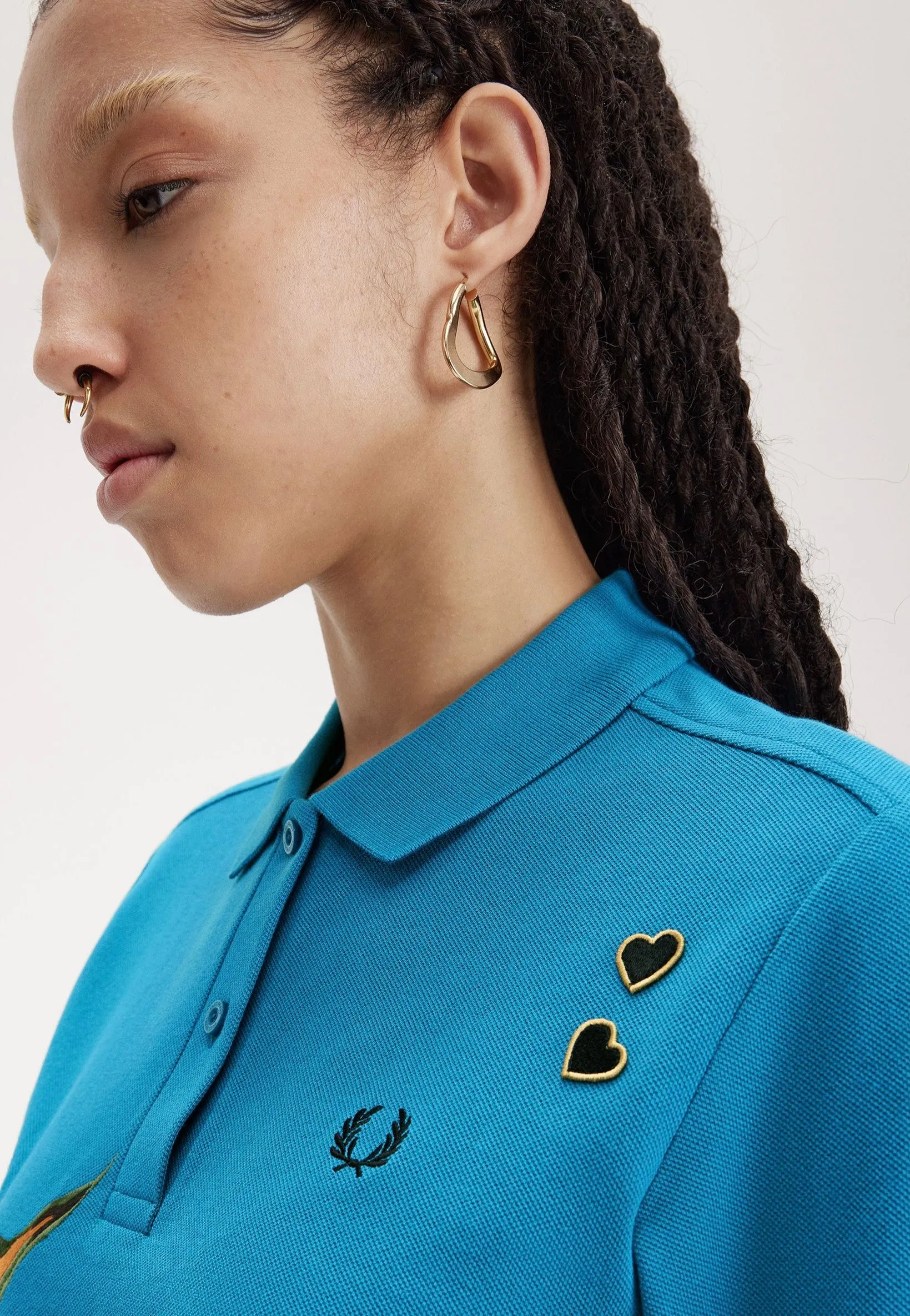 Fred Perry x Amy Winehouse - Embroidered Runaway Bay Ocean - Polo Modern Elegance