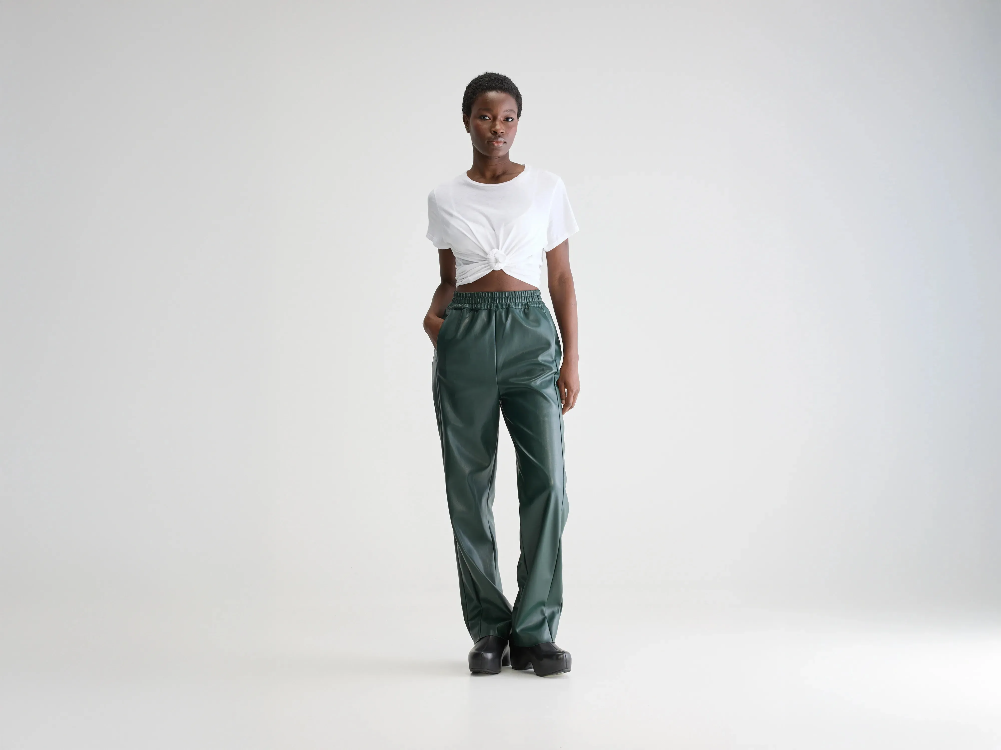 Fitted waist Office Ready Janda faux leather trousers (251 / W / HUNTER)