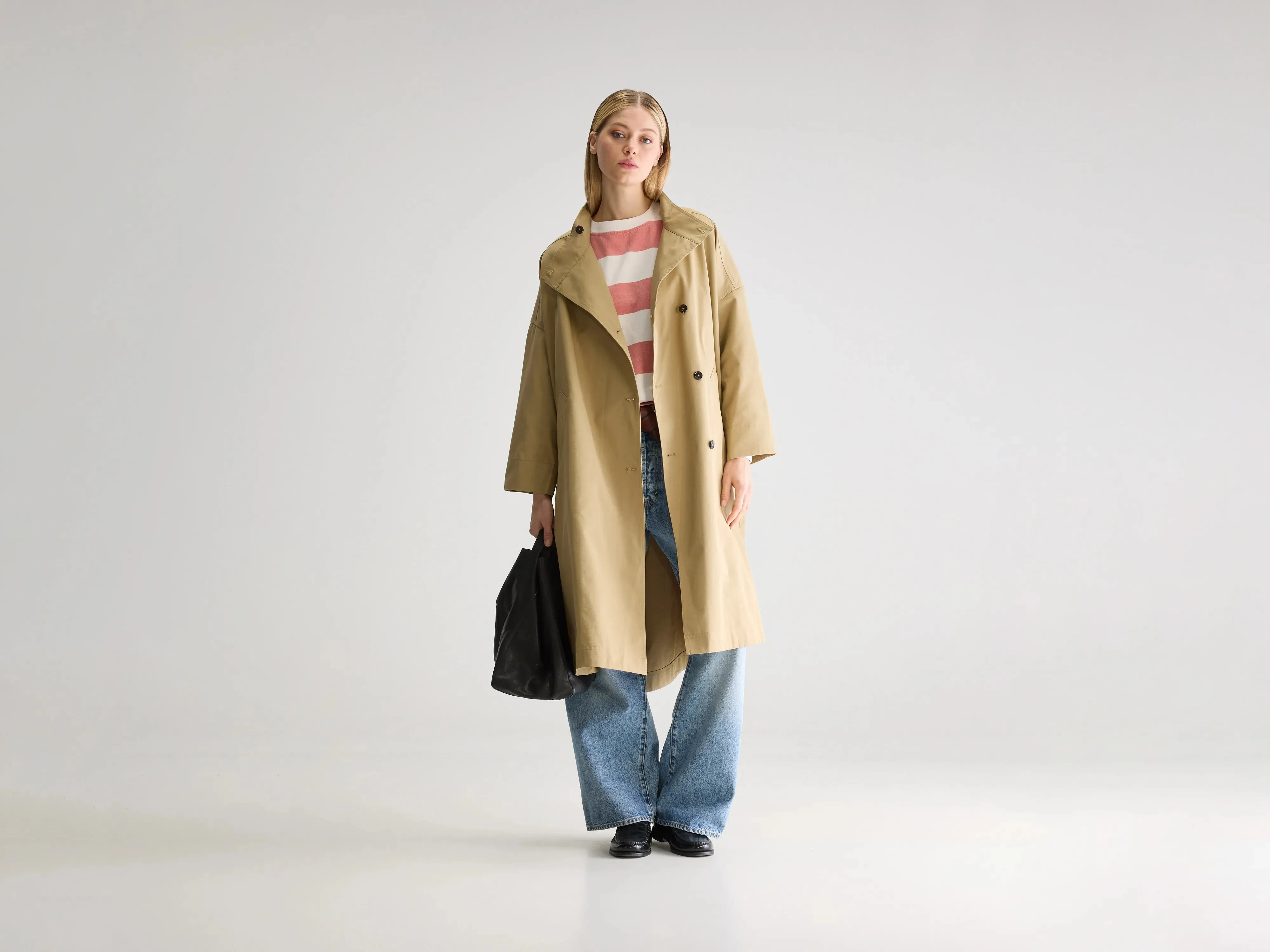Jutta trench (251 / W / EARTH) Crisp Walk Look