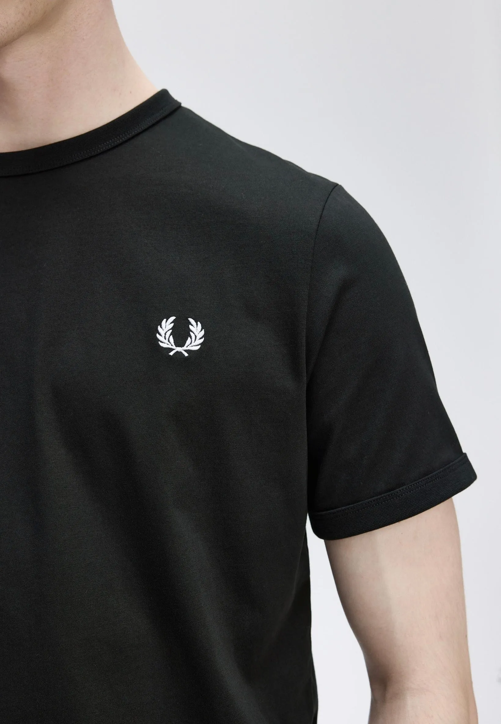 Minimal Essential Fred Perry - Ringer Black - T-Shirt