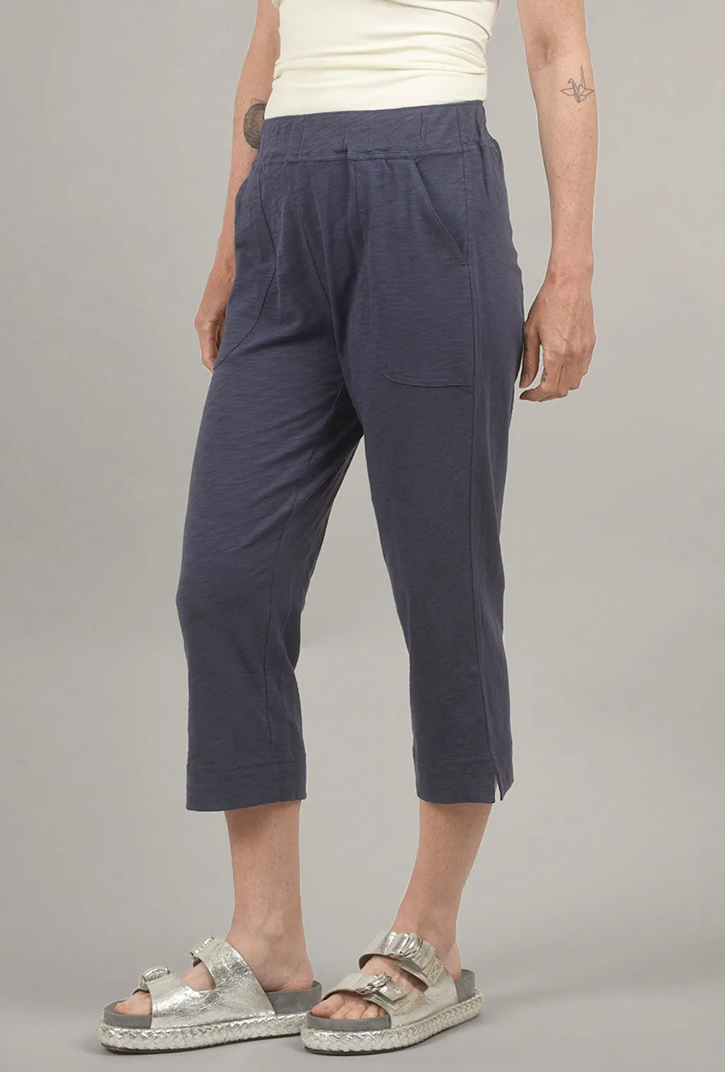 Modern Design Cotton Slub Pocket Capri, Navy