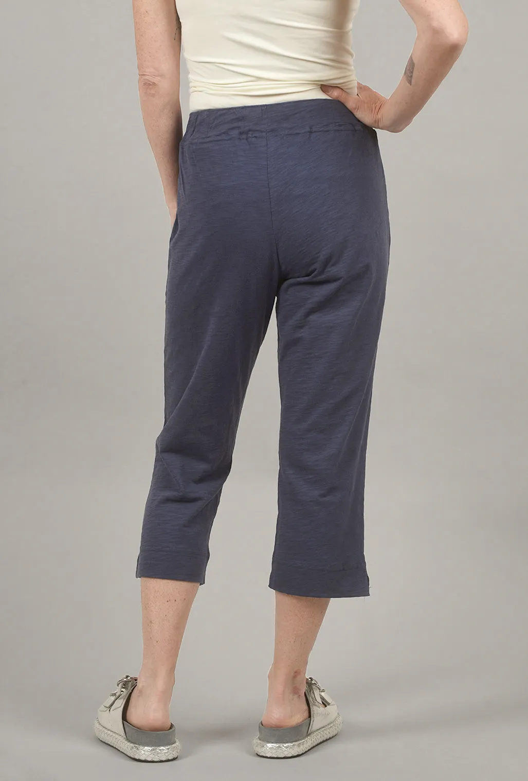 Modern Design Cotton Slub Pocket Capri, Navy