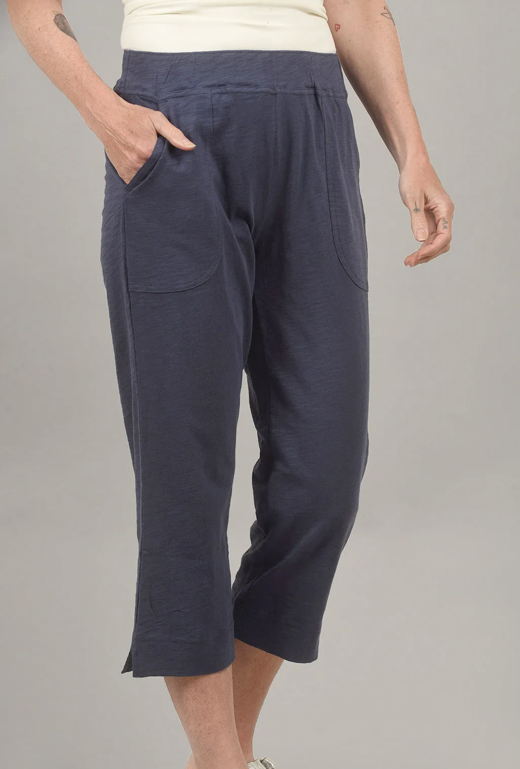 Modern Design Cotton Slub Pocket Capri, Navy