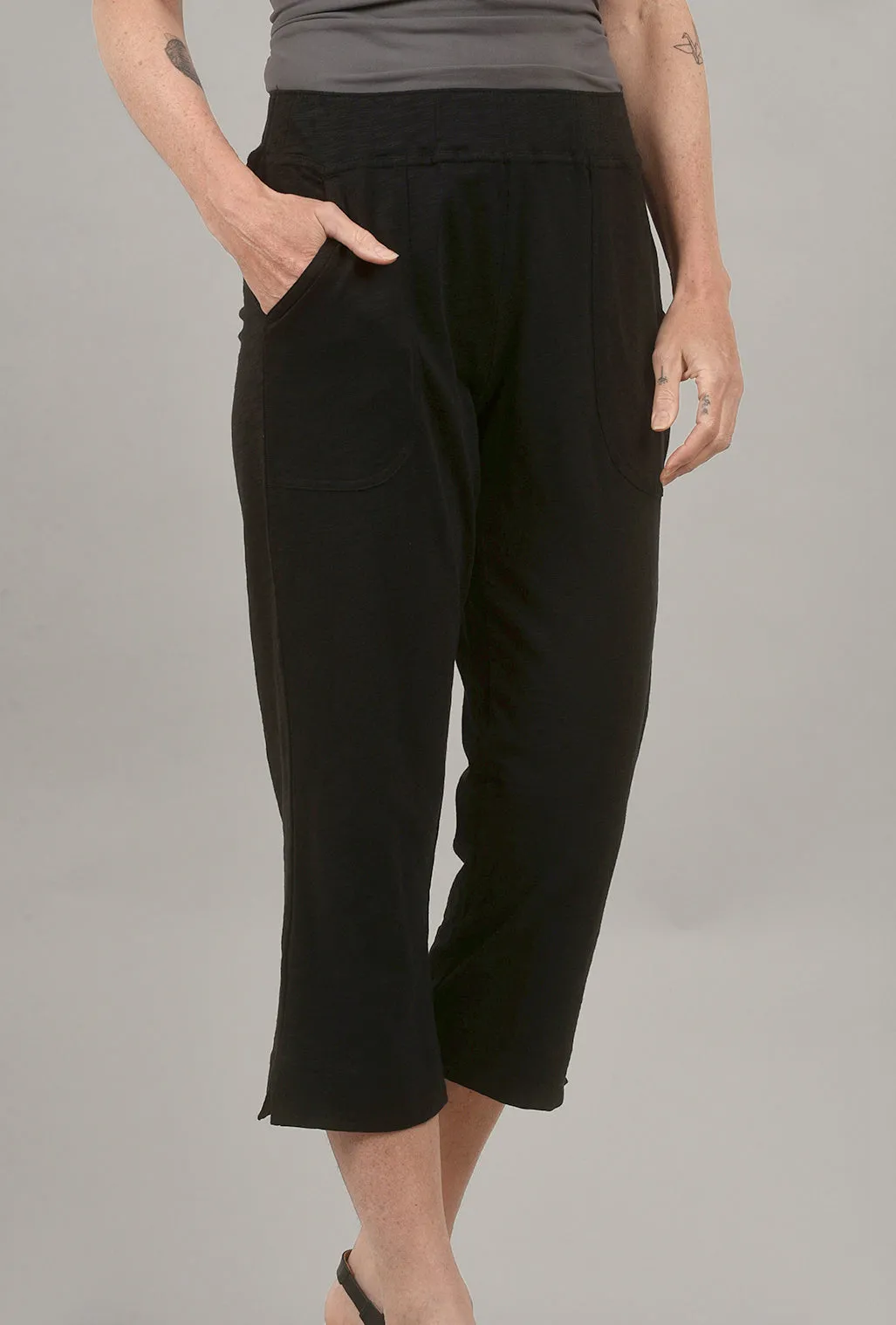 Perfect Movement Cotton Slub Pocket Capri, Black