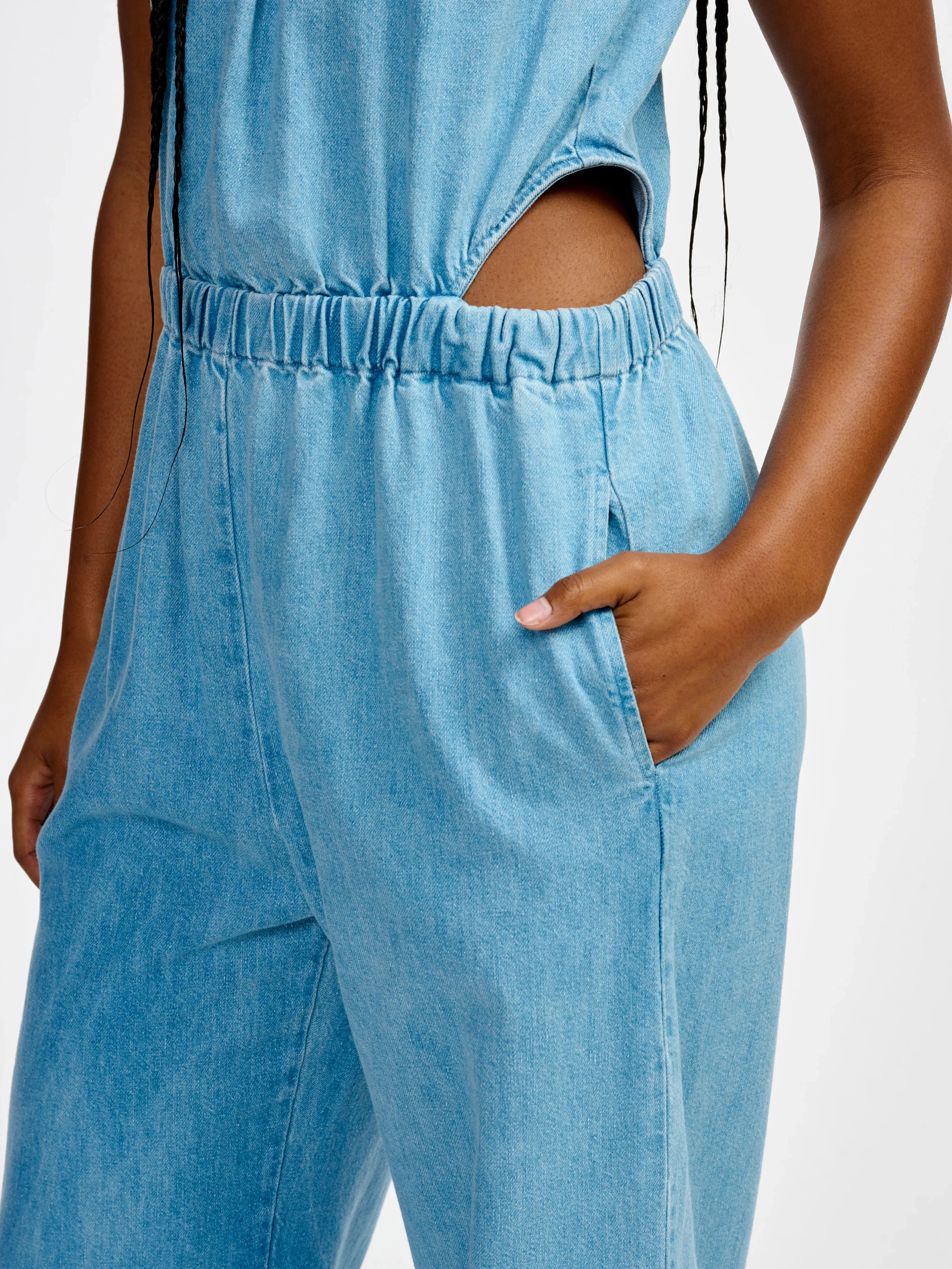 ruffled hem papaye jumpsuit (241 / W / LT BLUE BLEACH)