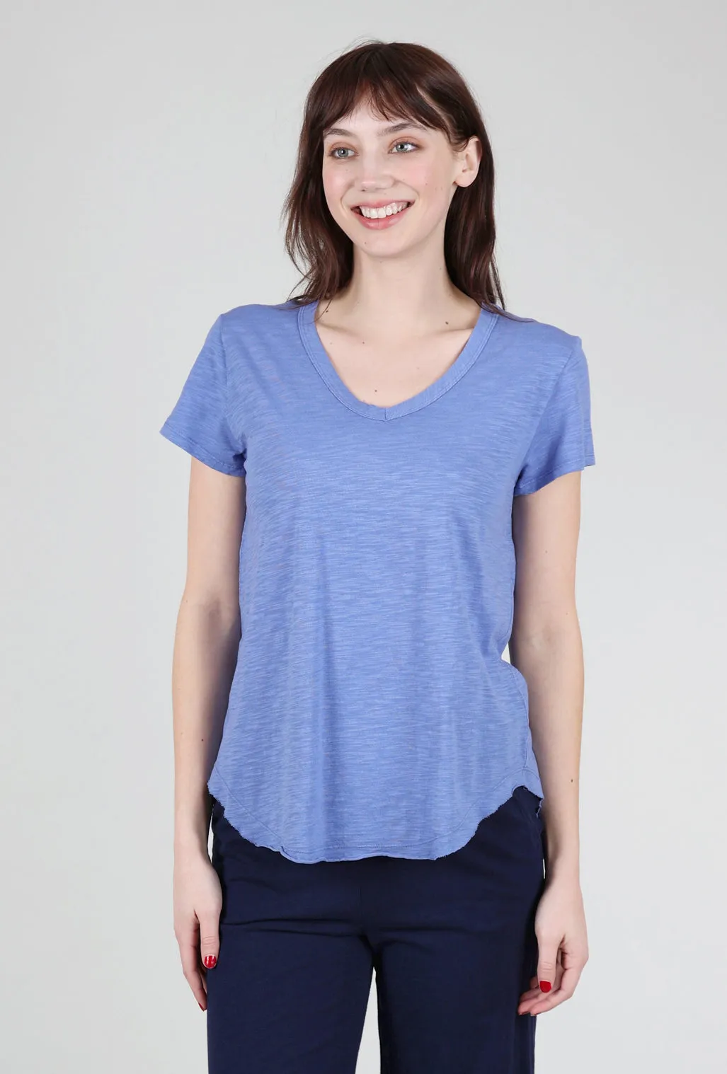 Curve Hem S/S Vee Tee, Blue Pea polo neck