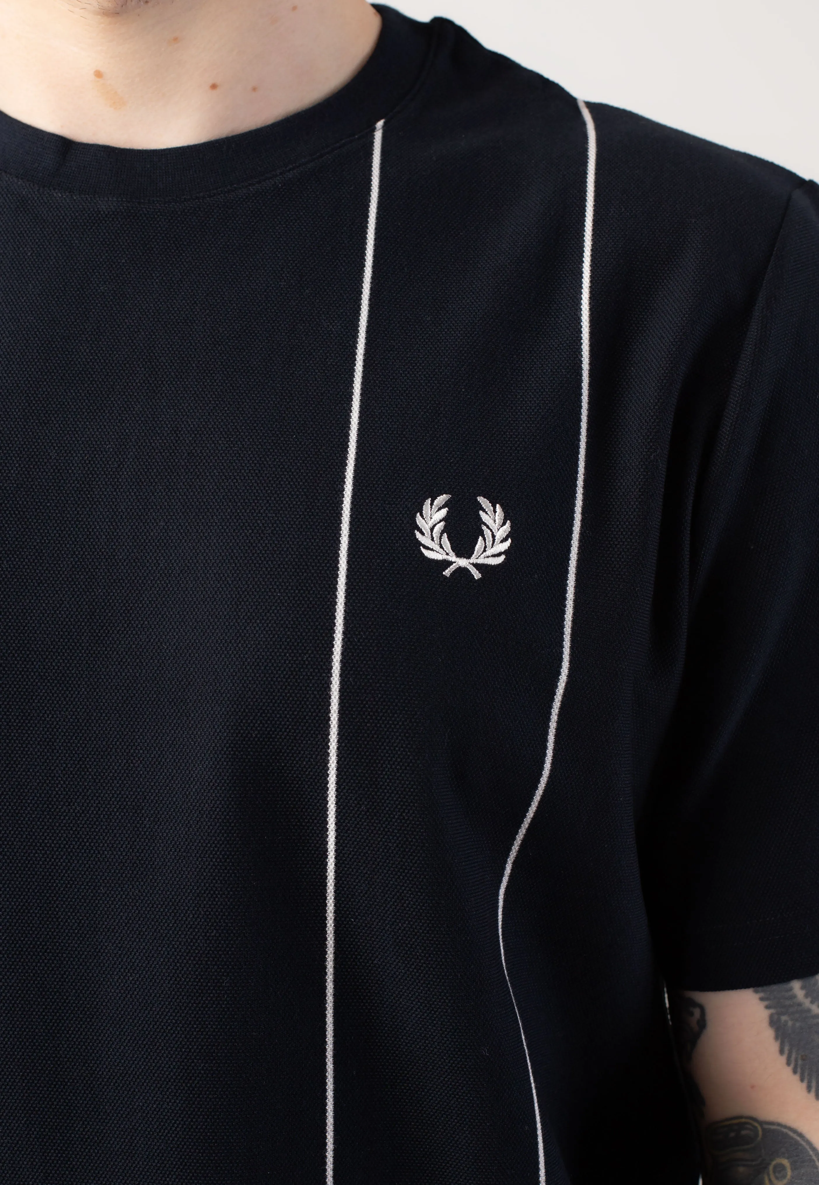 Sporty Vibes Fred Perry - Pinstripe Navy - T-Shirt