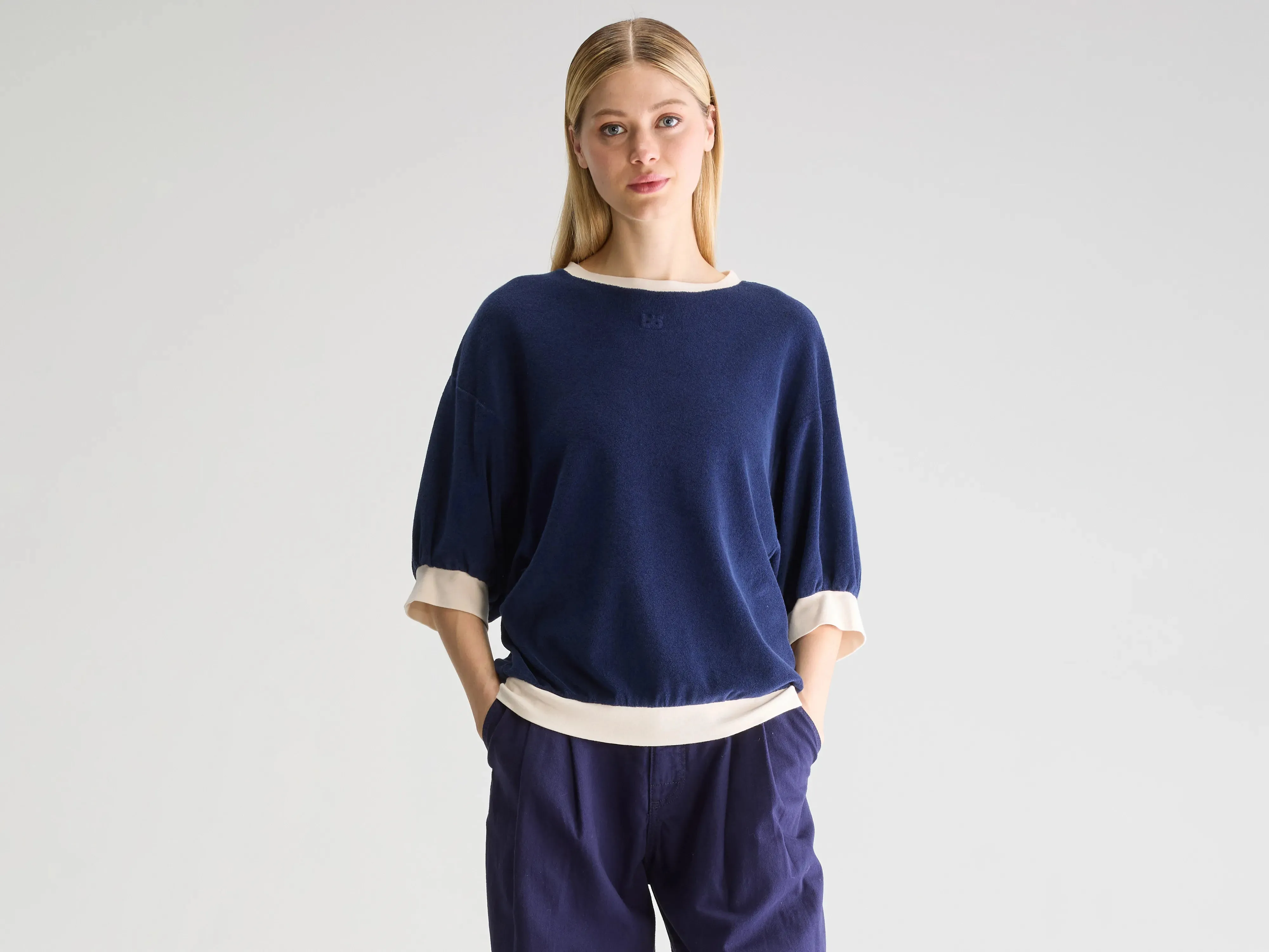 sock accents Frisby relaxed sweatshirt (251 / W / INK)