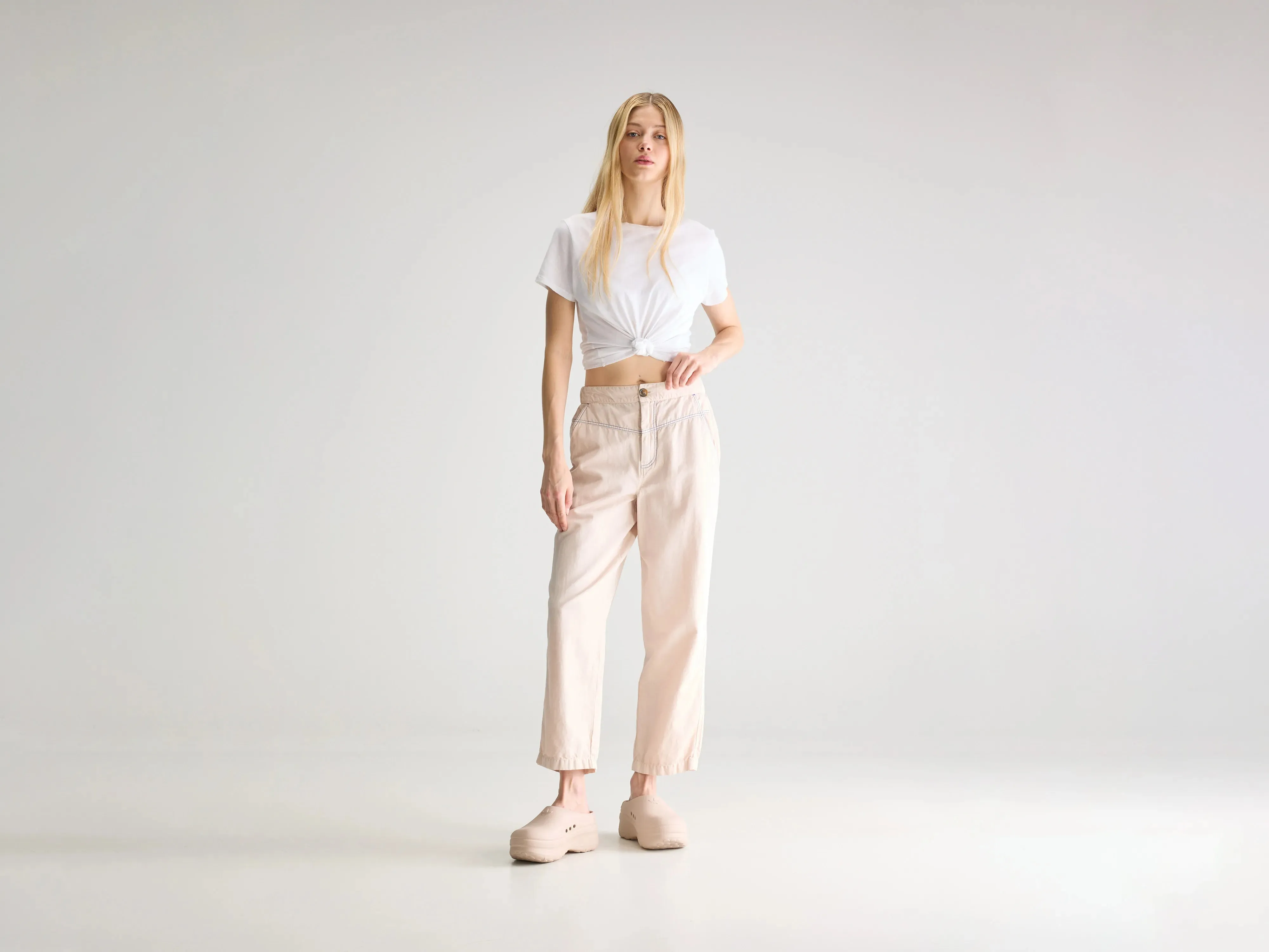Walker relaxed trousers (251 / W / MOON) Functional Ease Outfit Staple