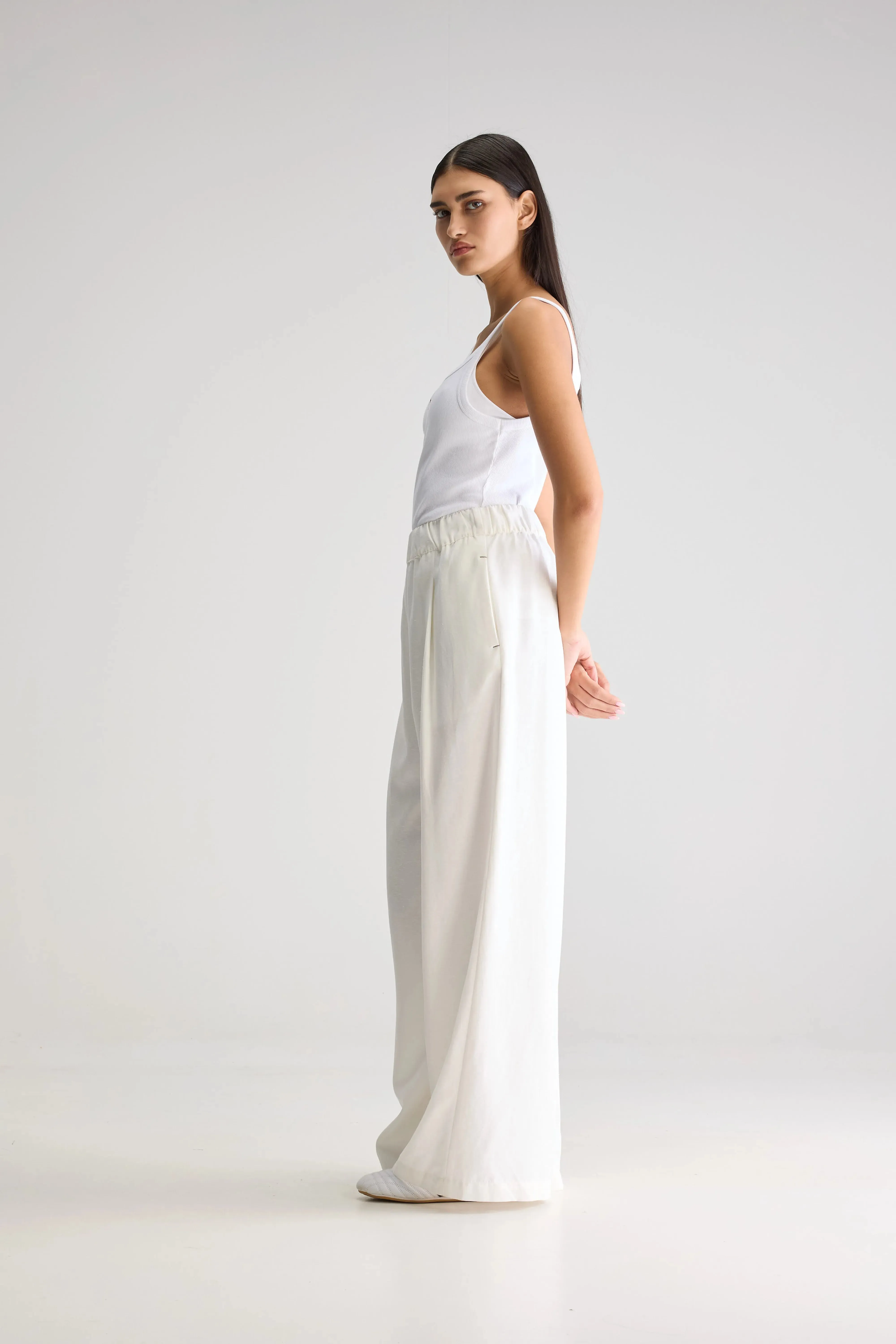 Vezza wide trousers (251 / W / WHITE) Timeless Appeal