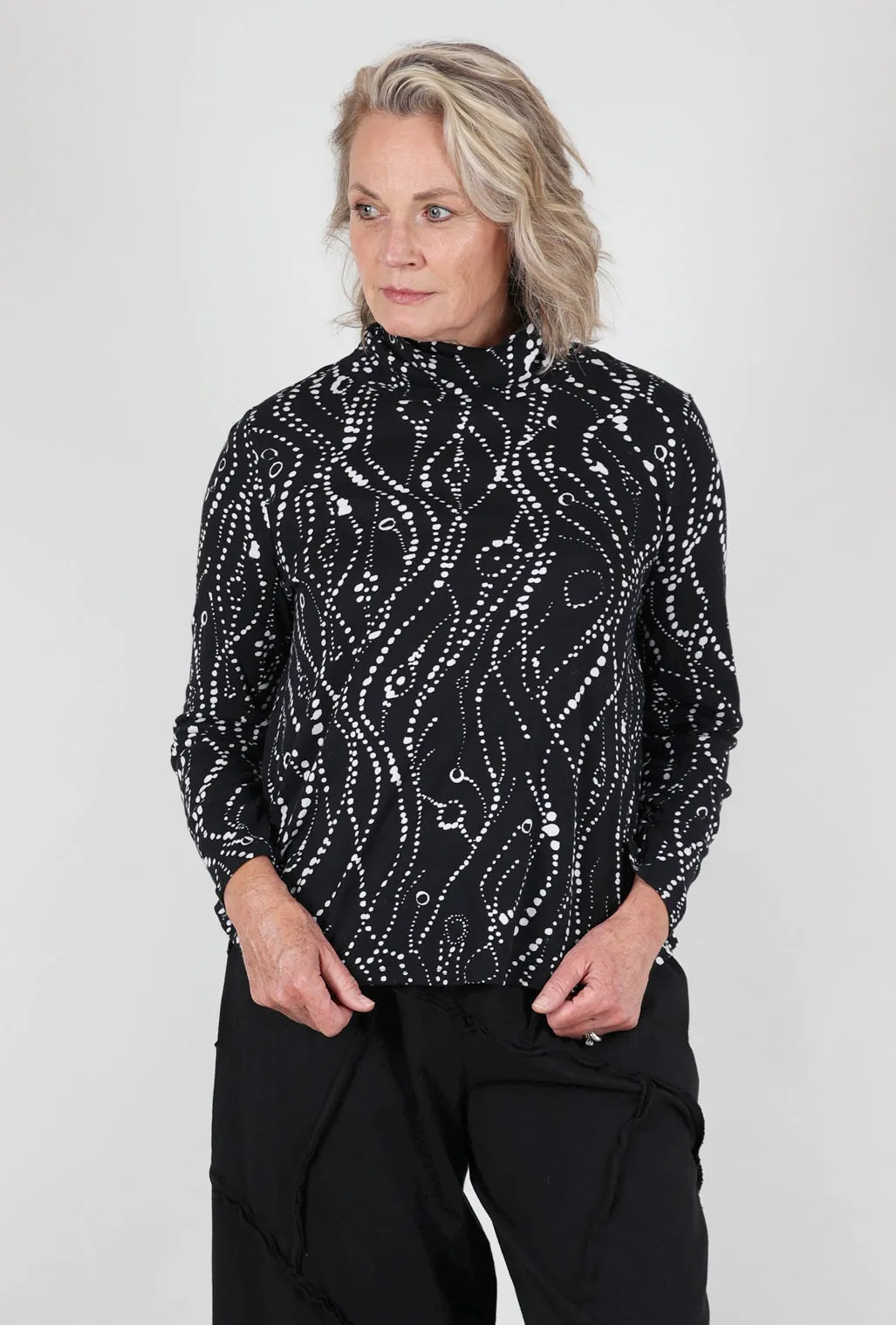 Patchwork style Wavy Dot Tneck, Black