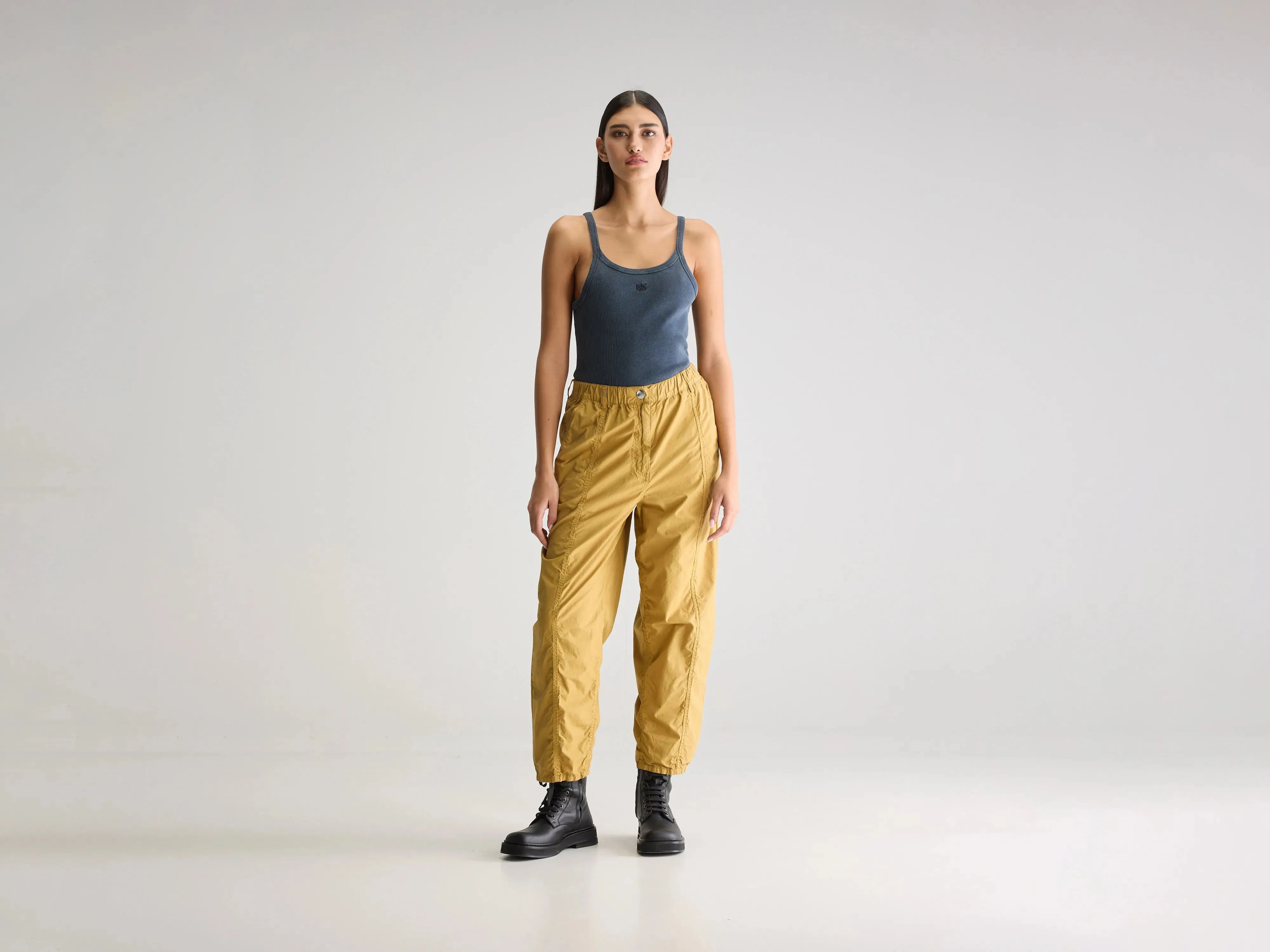 Wesly relaxed trousers (251 / W / PALE KHAKI) Metallic accents